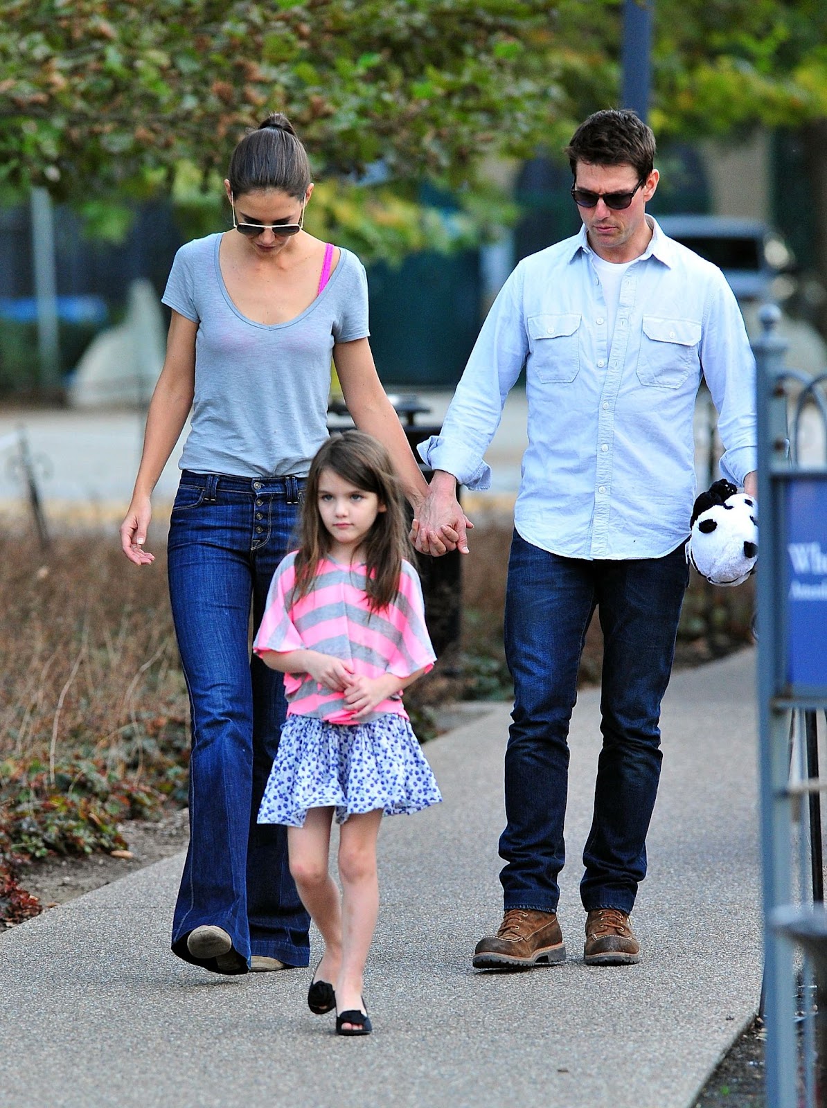 Katie Holmes et Tom Cruise se sont promenés avec leur fille, Suri, à Pittsburgh, en Pennsylvanie, le 8 octobre 2011. Capturé pendant une brève période où ils formaient encore une unité familiale, ce moment contraste avec leur éloignement ultérieur et la relation complexe qui s'en est suivie. | Source : Getty Images