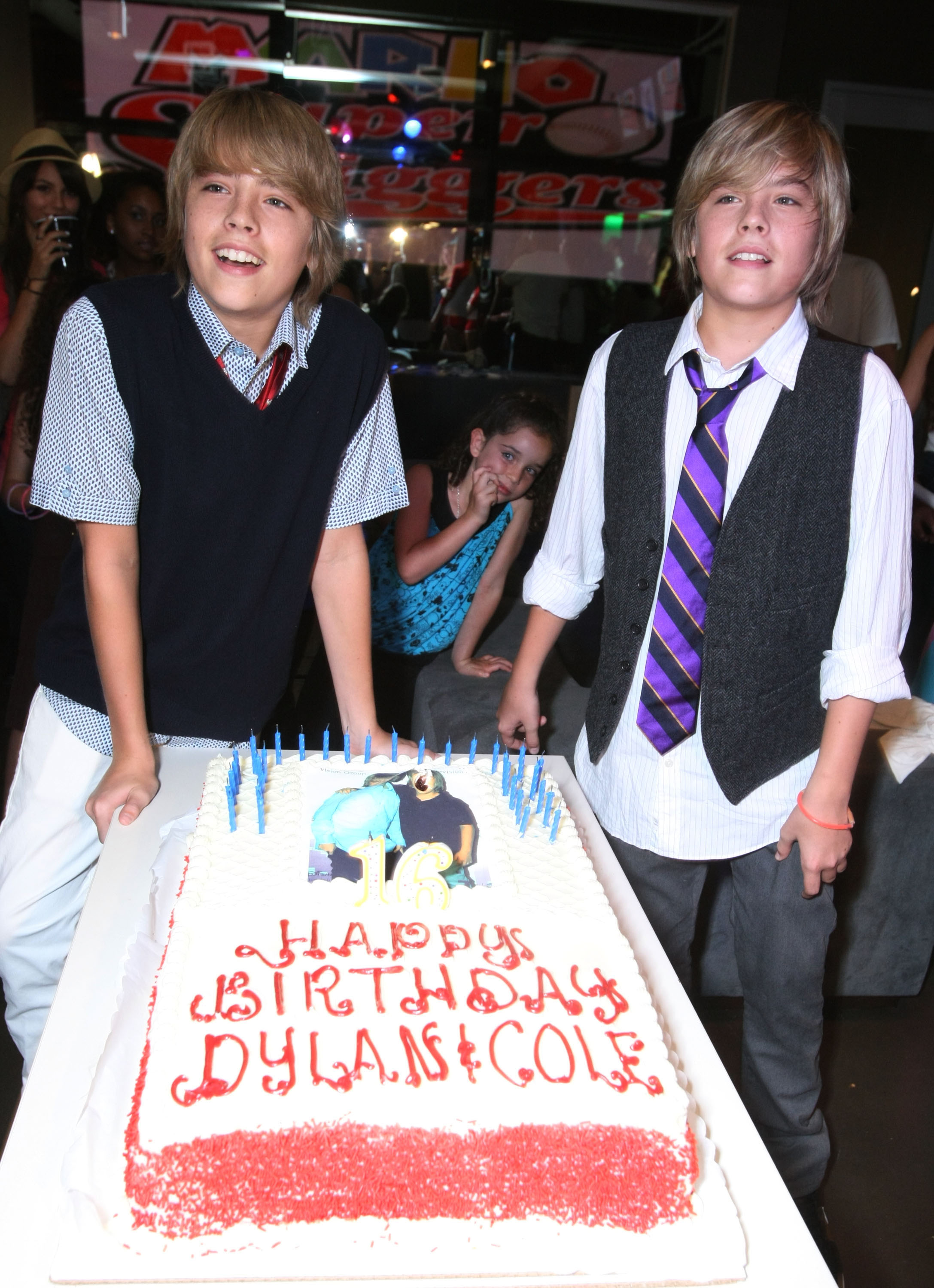 Cole et Dylan Sprouse lors de la fête organisée par Nintendo pour leur 16e anniversaire, le 9 août 2008, à Los Angeles, en Californie. | Source : Getty Images