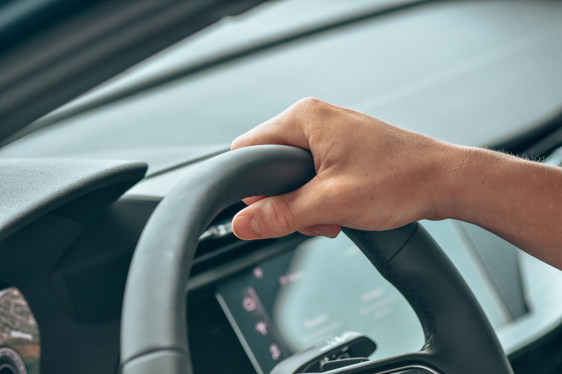 Une personne saisissant le volant | Source : Pexels