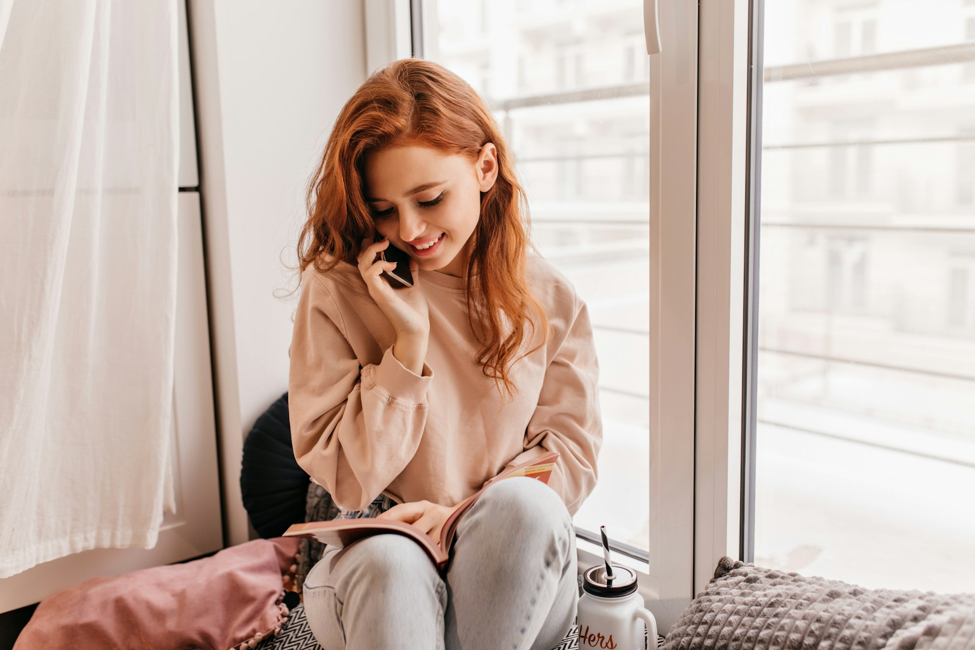 Une femme excitée qui parle au téléphone | Source : Unsplash
