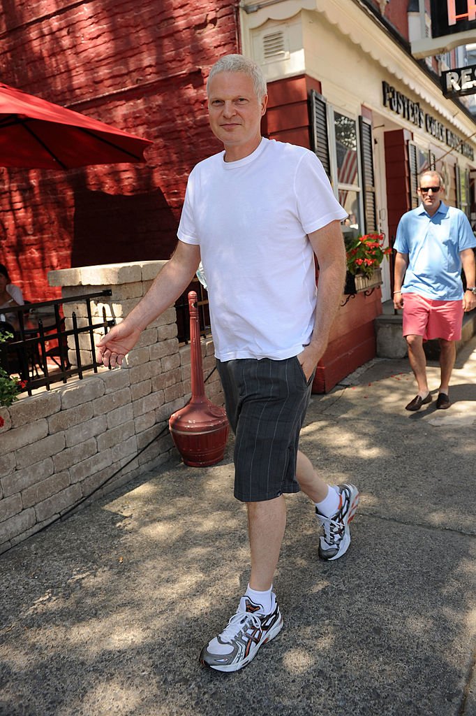 Steve Bing est vu dans les rues quelques heures avant le mariage de Chelsea Clinton et Marc Mezvinsky le 31 juillet 2010 à Rhinebeck, New York.  | Photo : Getty Images