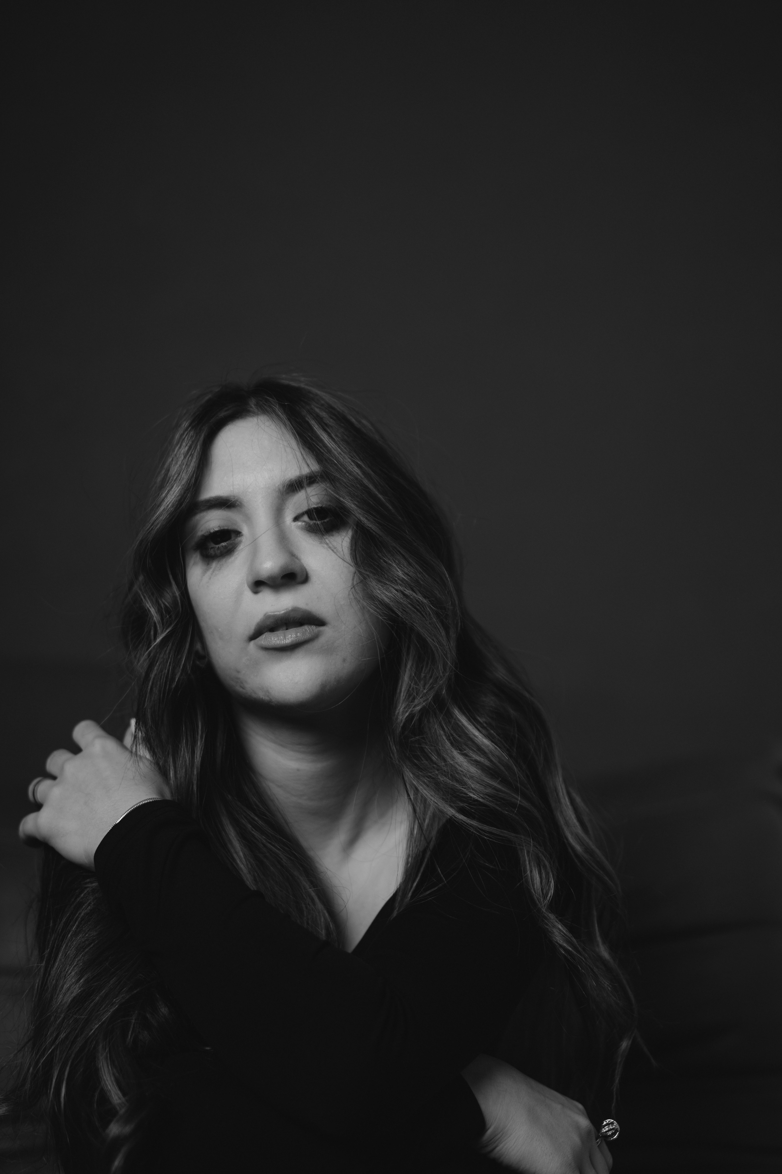 Gros plan sur une femme pensive | Source : Unsplash