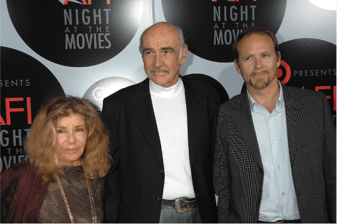 L'acteur Sean Connery avec sa femme Micheline Roquebrune et son fils l'acteur Jason Connery au ArcLight Cinemas à Hollywood | Source : Getty Images