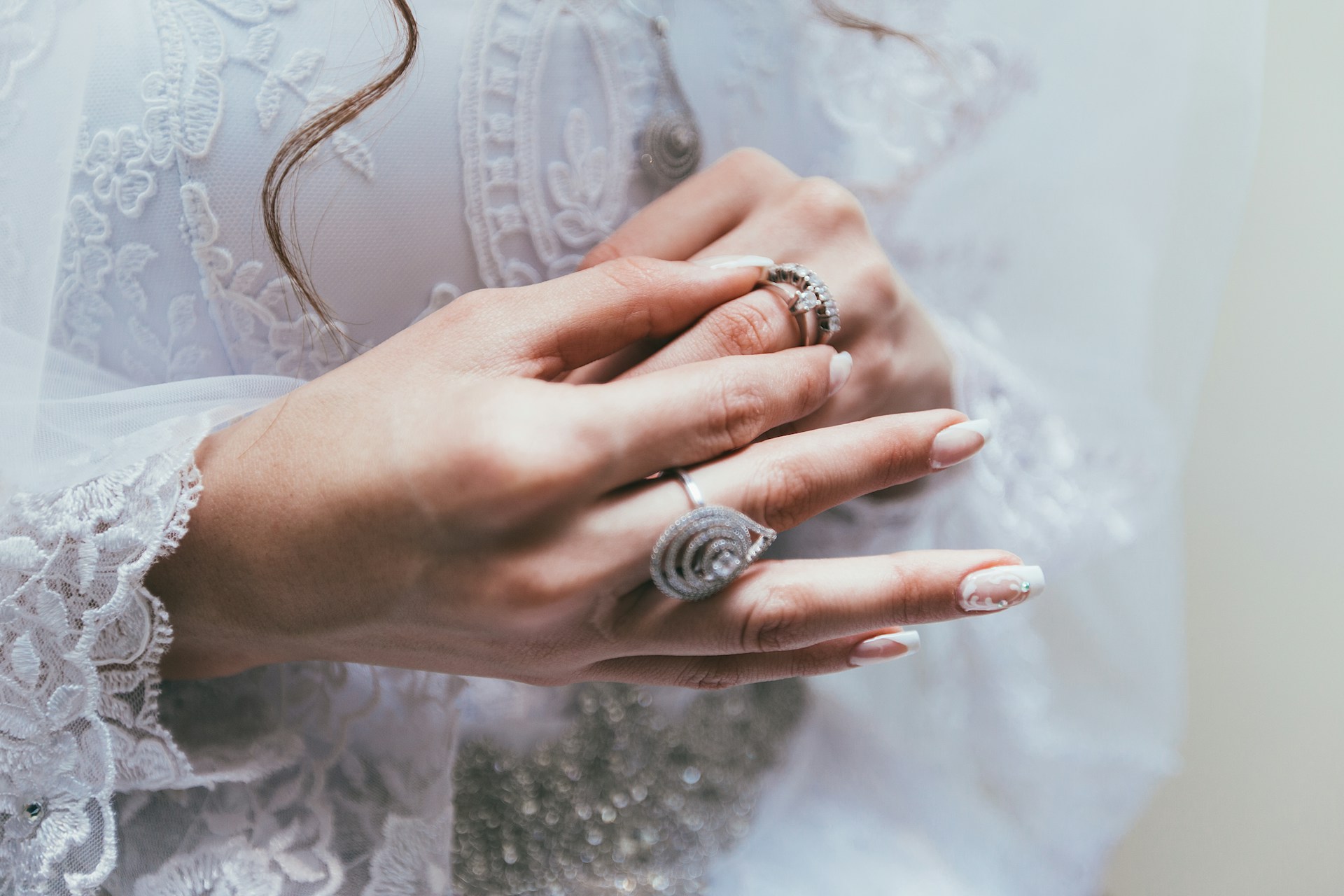 Une femme qui enlève sa bague | Source : Unsplash