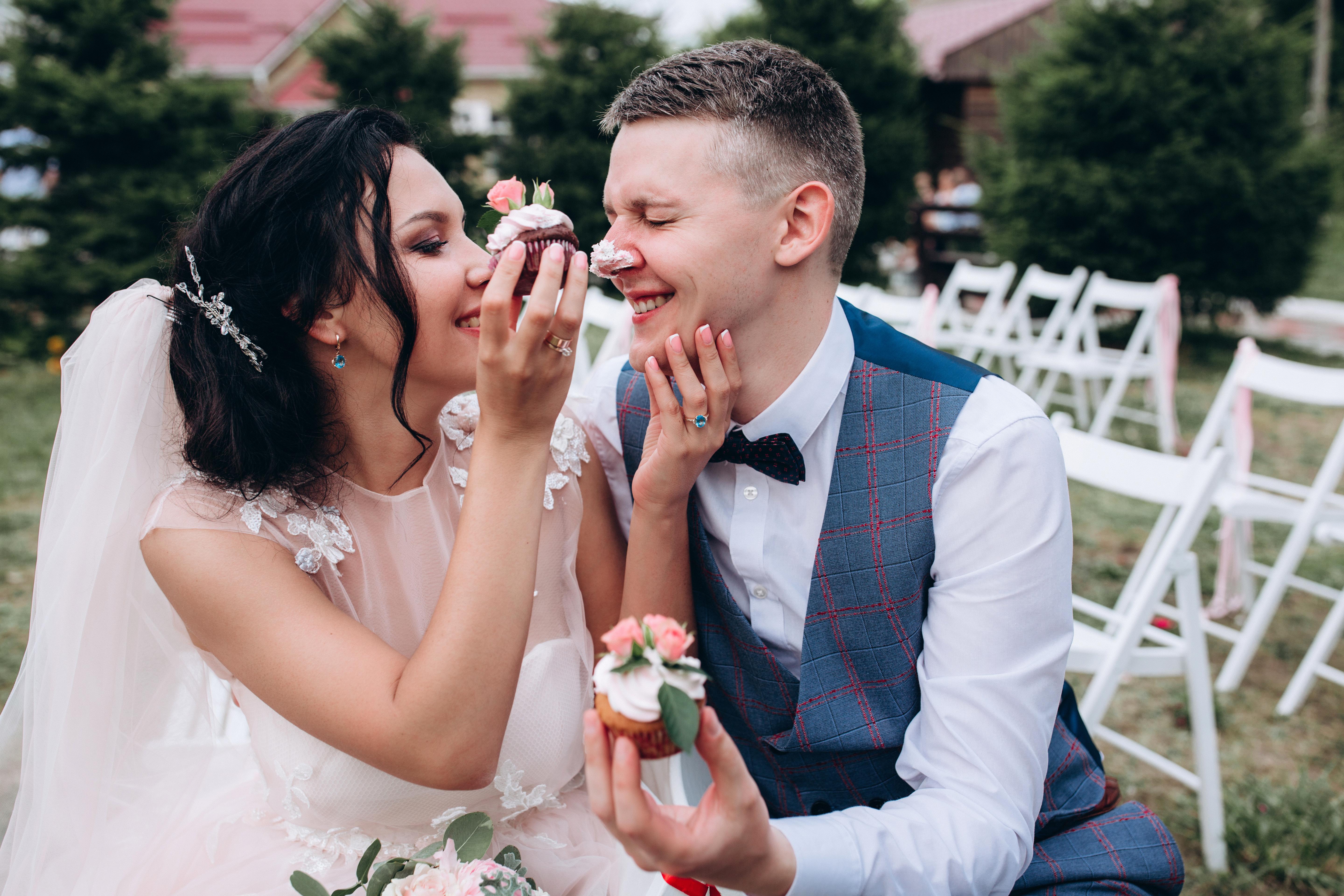 Un couple de mariés mangeant des petits gâteaux | Source : Shutterstock