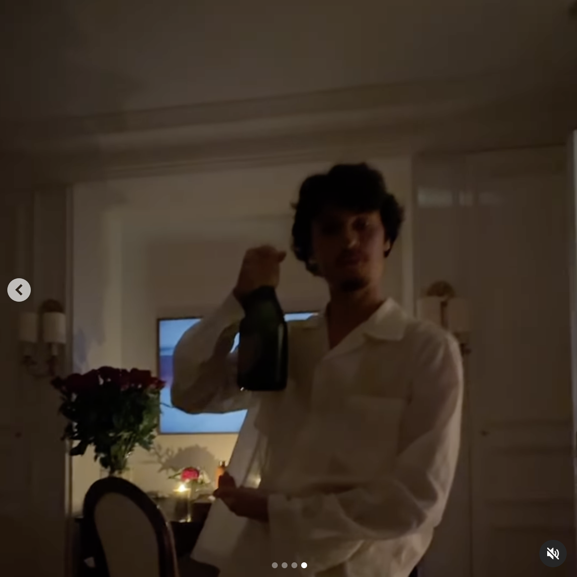 Dylan Jagger Lee fait sauter une bouteille de champagne, comme on le voit dans une vidéo datée du 6 juillet 2024 | Source : Instagram/dylanjaggerlee