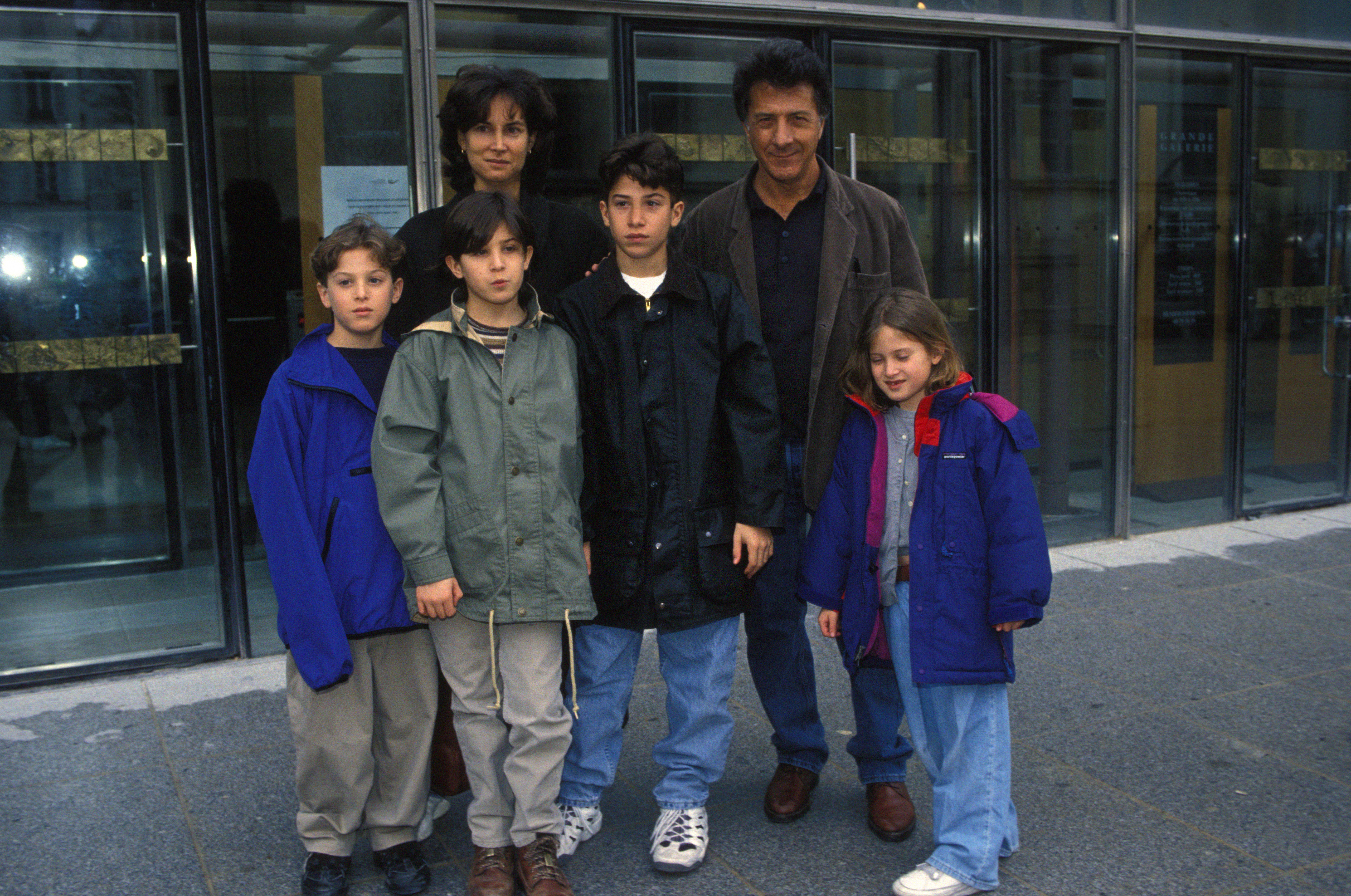 La femme, l'acteur et leurs enfants à Paris, France, en 1992. | Source : Getty Images