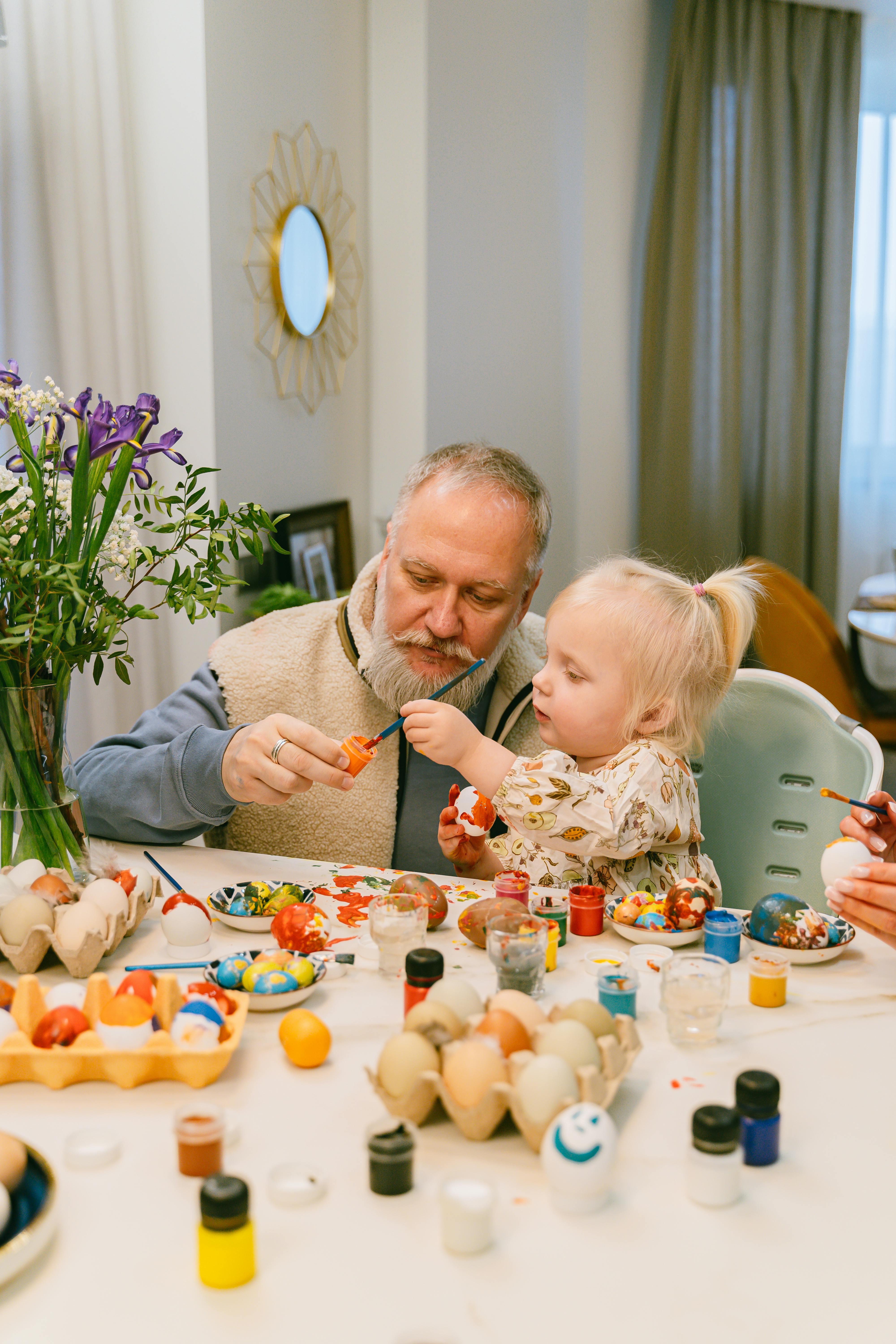 Un grand-père qui joue avec sa petite-fille | Source : Pexels