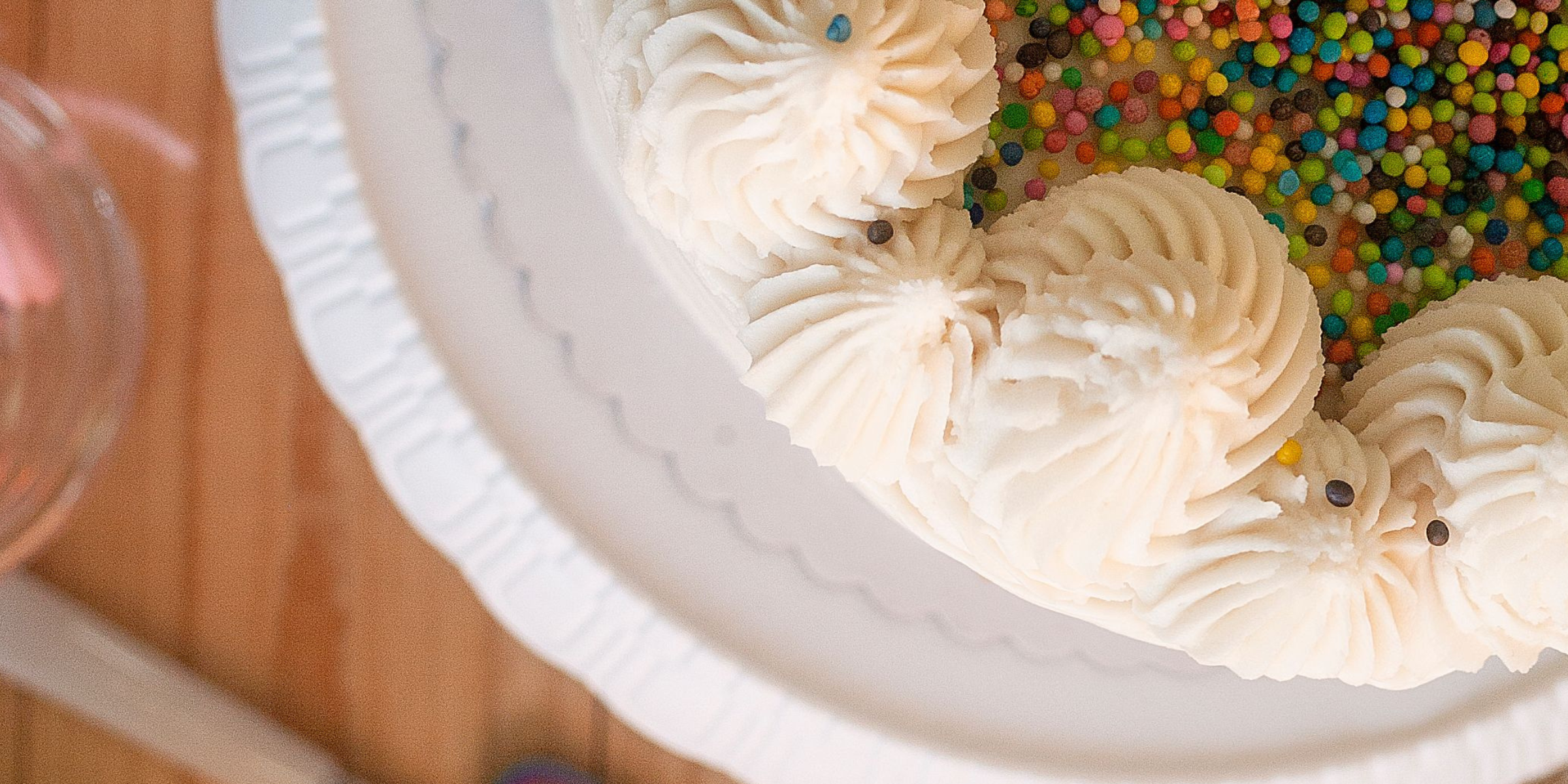 Un gâteau coloré avec des paillettes | Source : Pexels