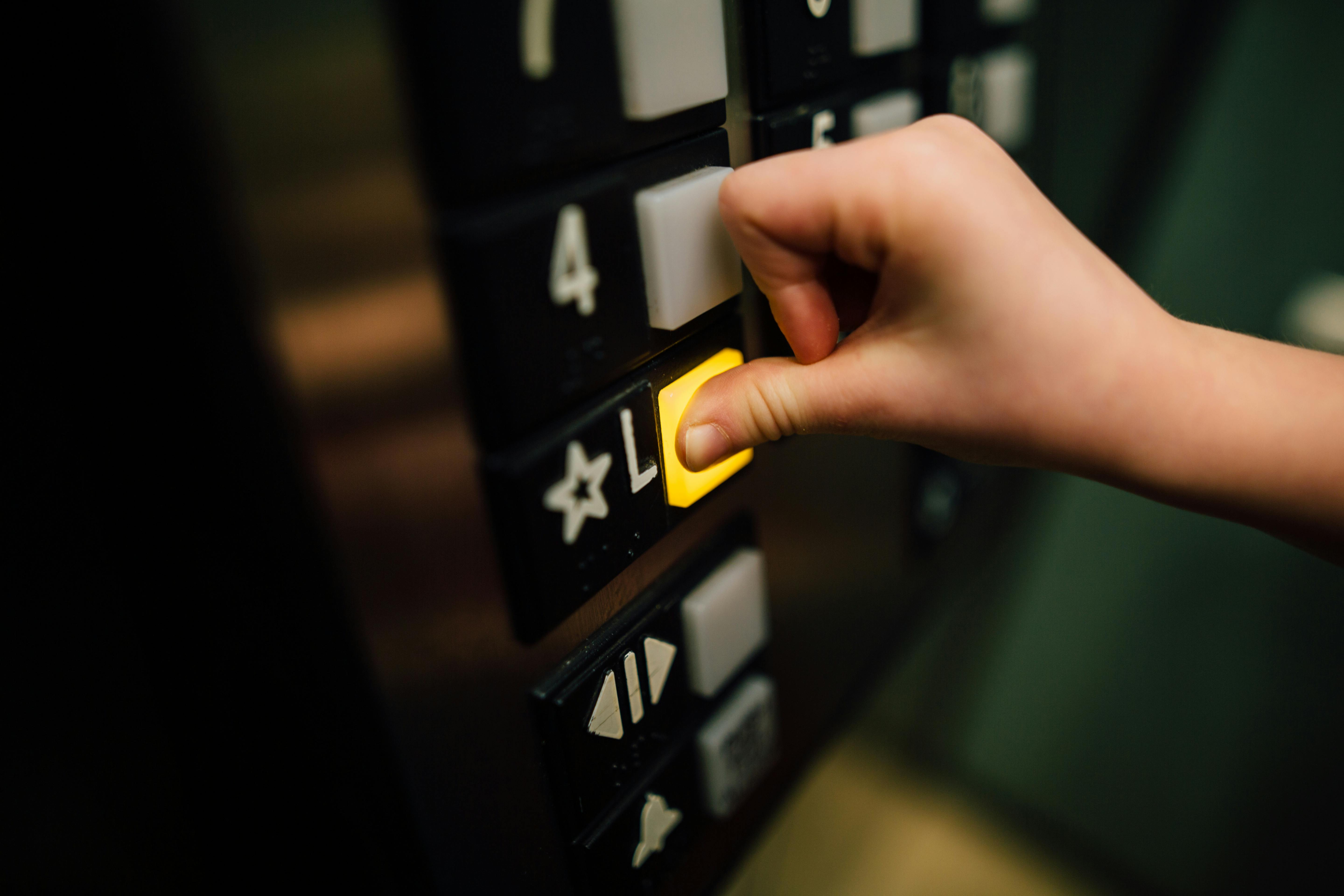 Une personne qui appuie sur un bouton dans un ascenseur | Source : Pexels