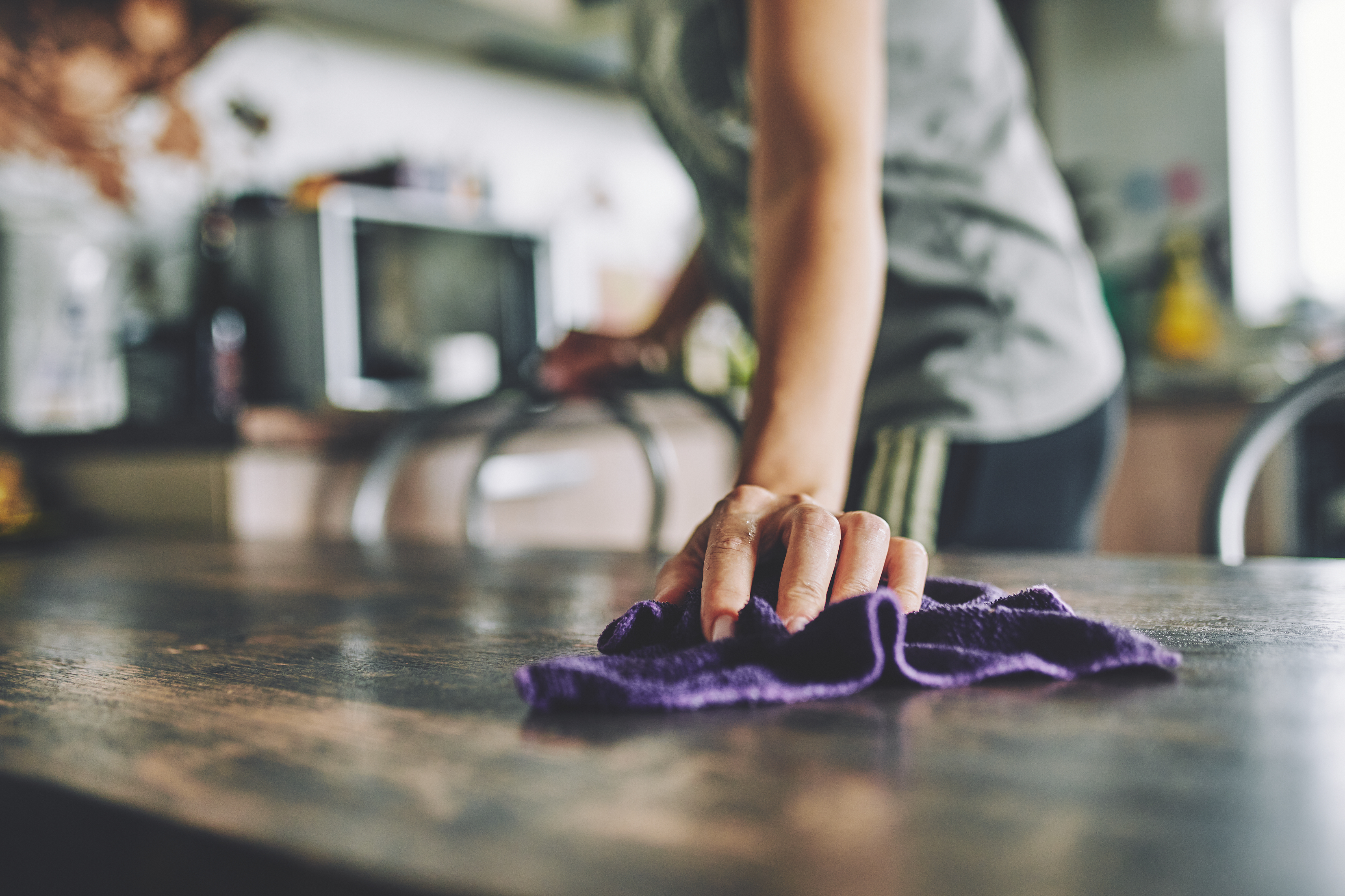 Une femme nettoie un comptoir | Source : Getty Images