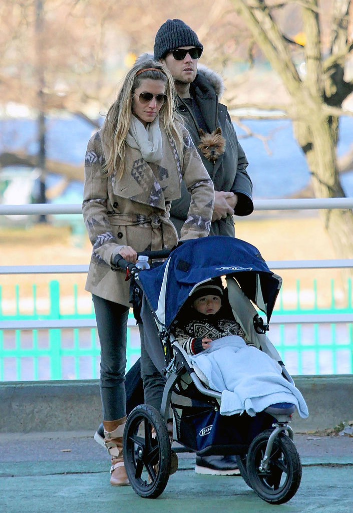 Tom Brady and Giselle Bundchen avec son fils Benjamin Rein Brady sont vus le 02 janvier 2012 à Boston, Massachusetts. (Photo by Stickman/Bauer-Griffin/GC Images)