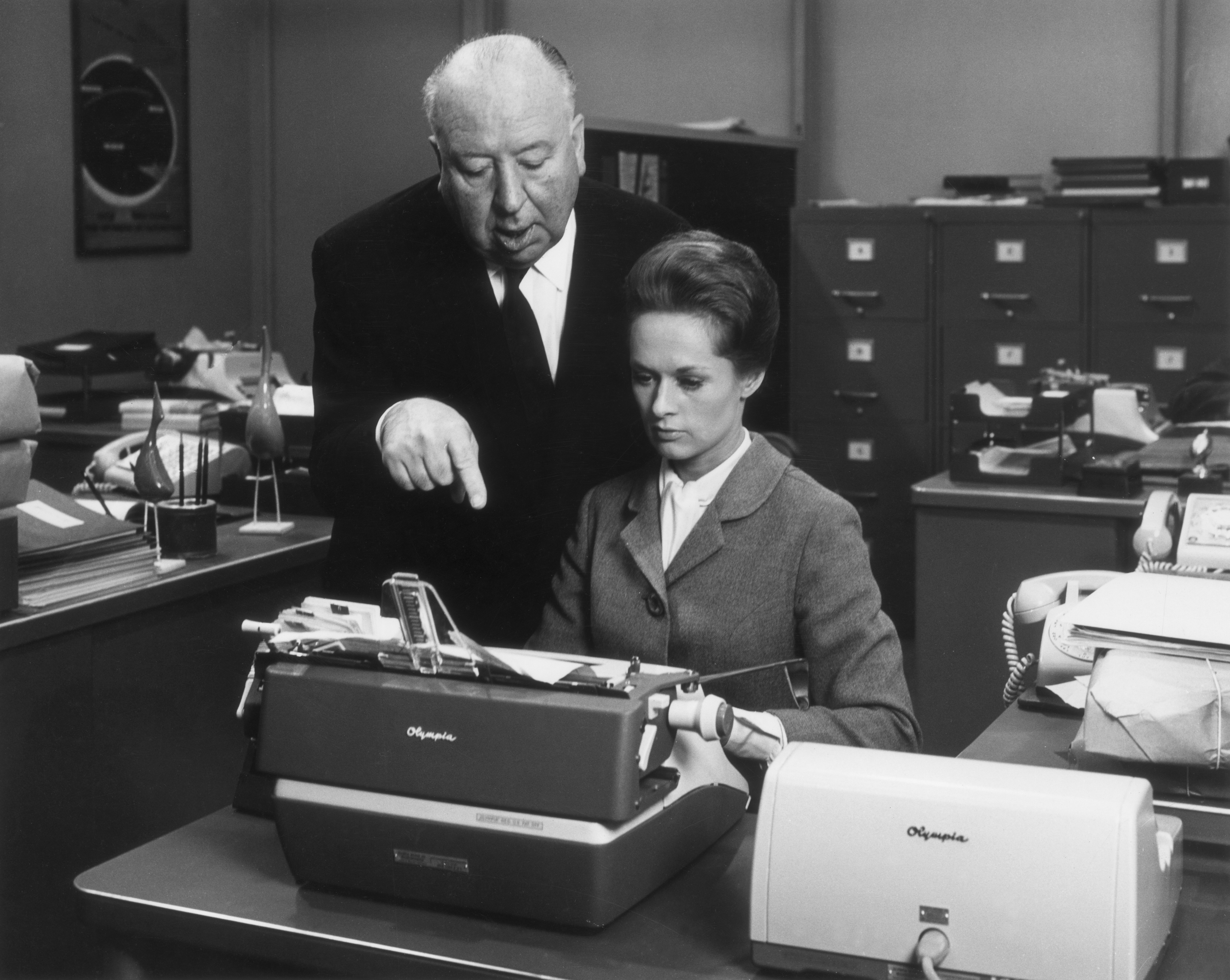 Alfred Hitchcock et Tippi Hedren sur le tournage du film "Marnie" en 1964. | Source : Getty Images