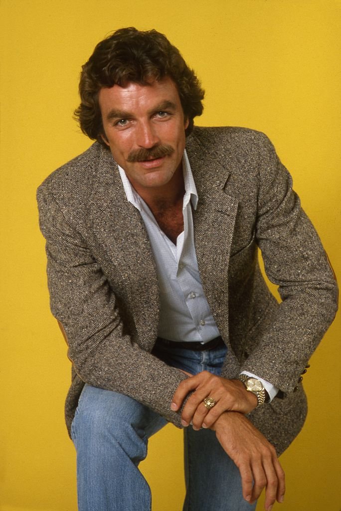 Tom Selleck pose pour un portrait en 1980 à Los Angeles, en Californie. | Photo : Getty Images
