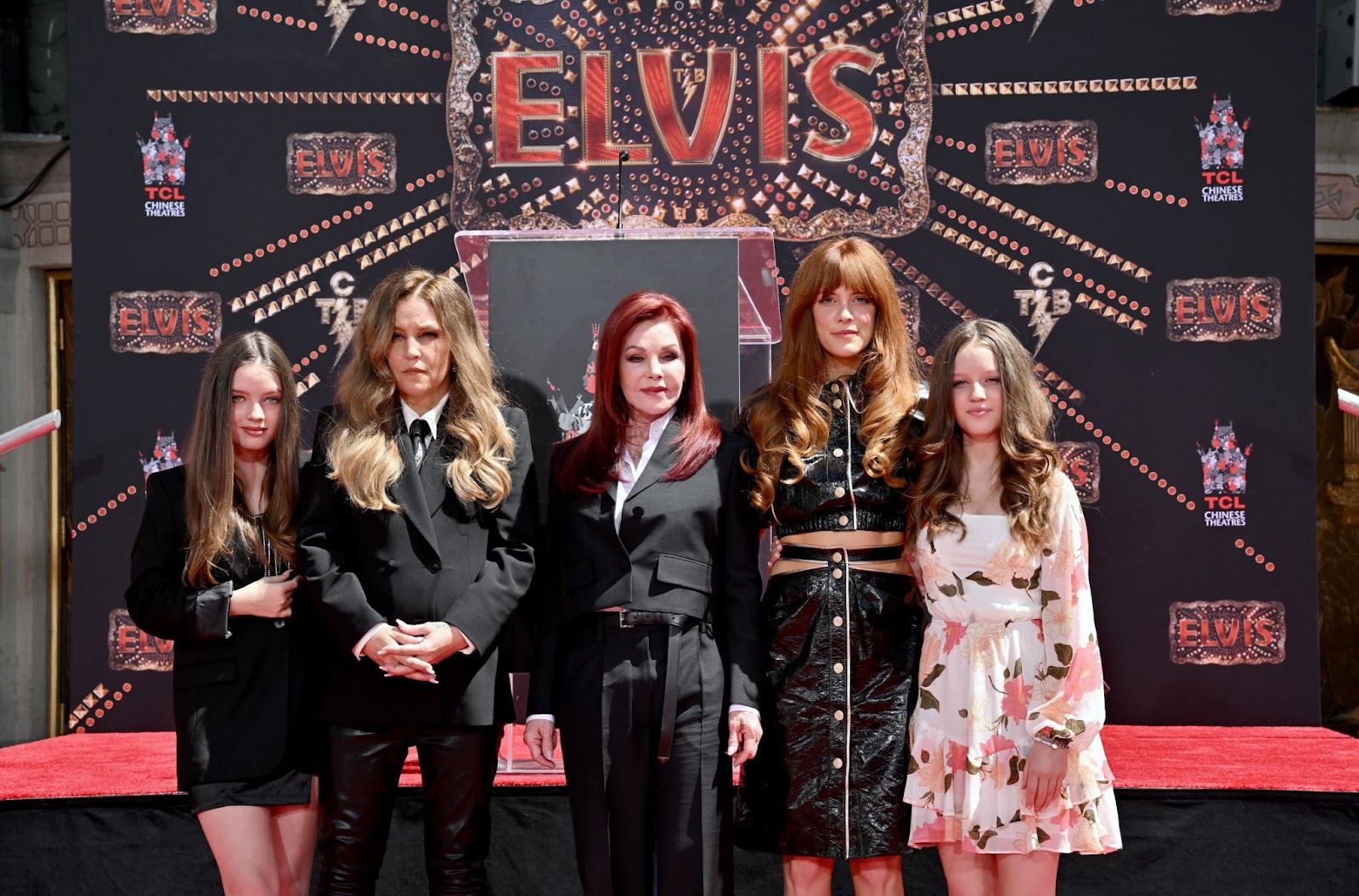 Harper Lockwood, Lisa Marie et Priscilla Presley avec Riley Keough et Finley Lockwood lors de la cérémonie des empreintes de mains en l'honneur de trois générations de Presley, le 21 juin 2022, à Hollywood, en Californie. | Source : Getty Images