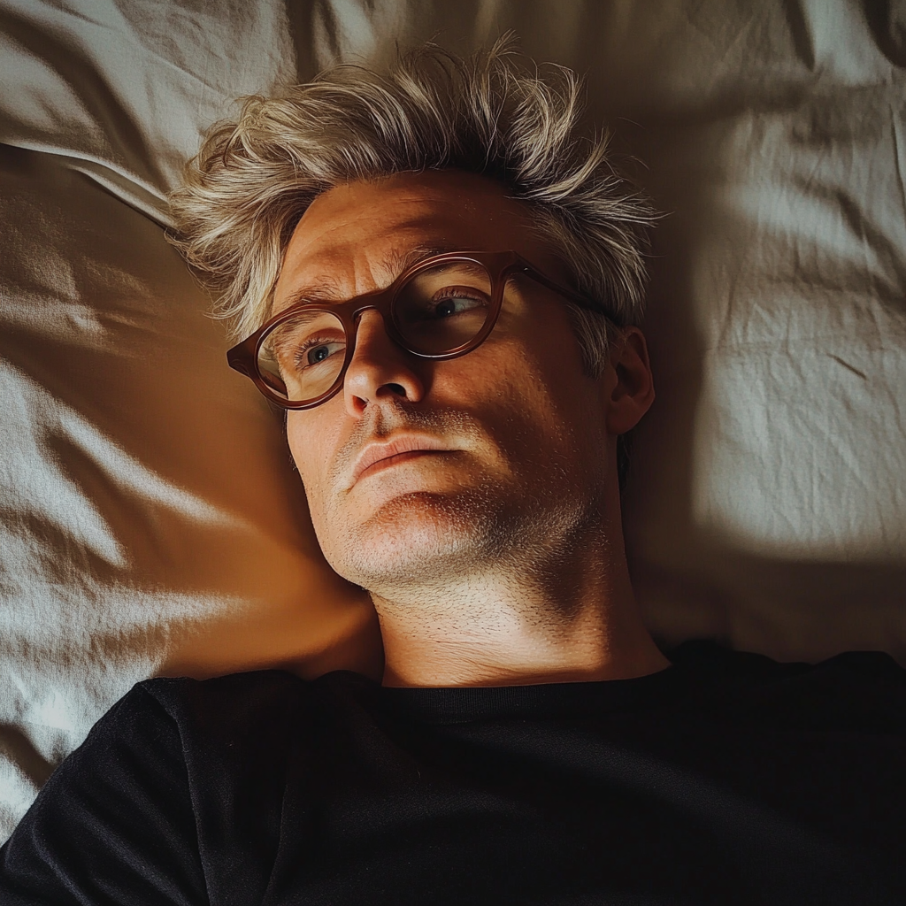 Un homme allongé sur un lit | Source : Midjourney