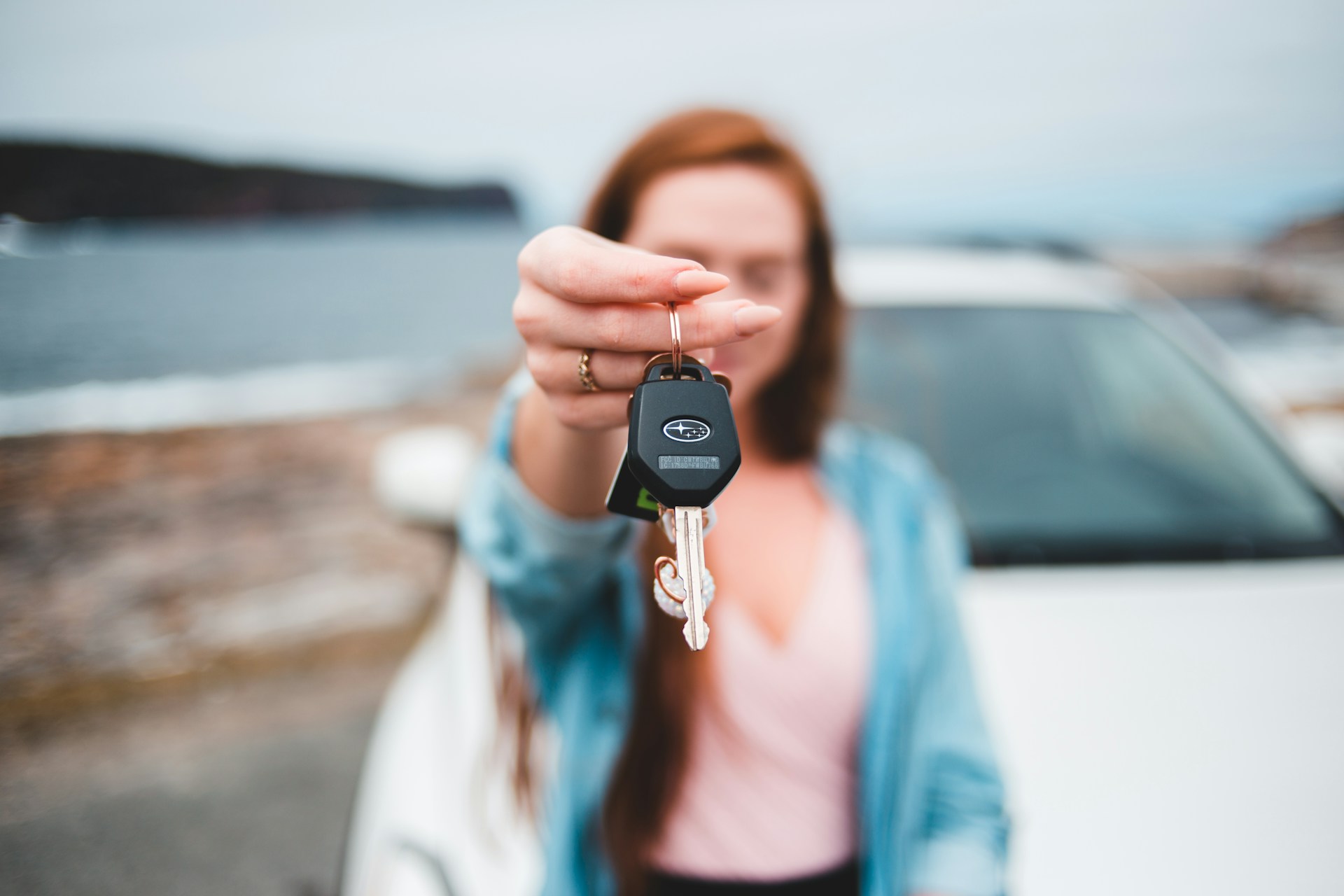 Une femme tenant une clé de voiture. | Source : Unsplash