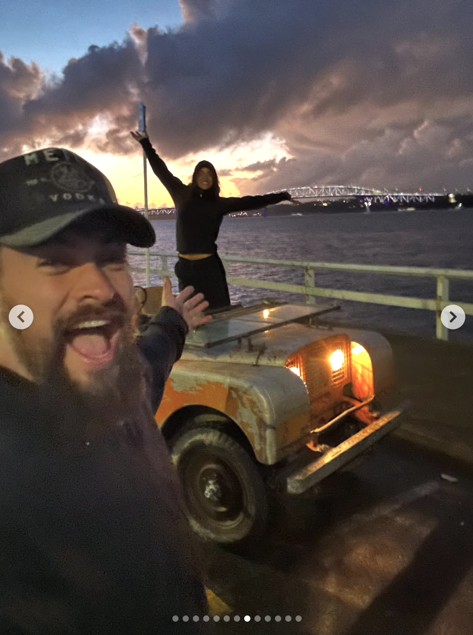 Adria Arjona et Jason Momoa sont photographiés ensemble, en date du 1er août 2025 | Source : Instagram/adriaarjona
