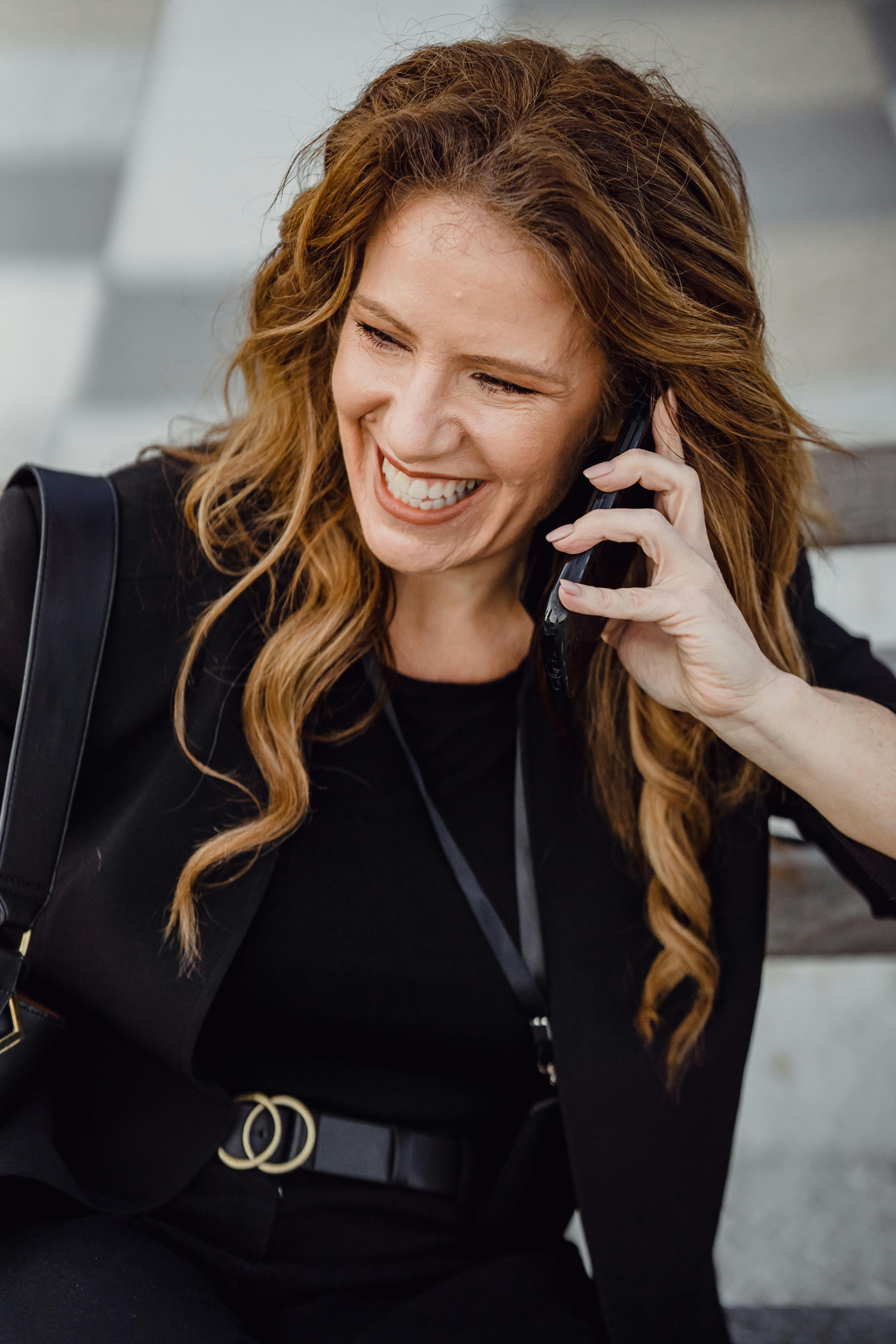 Une femme heureuse qui parle au téléphone | Source : Pexels