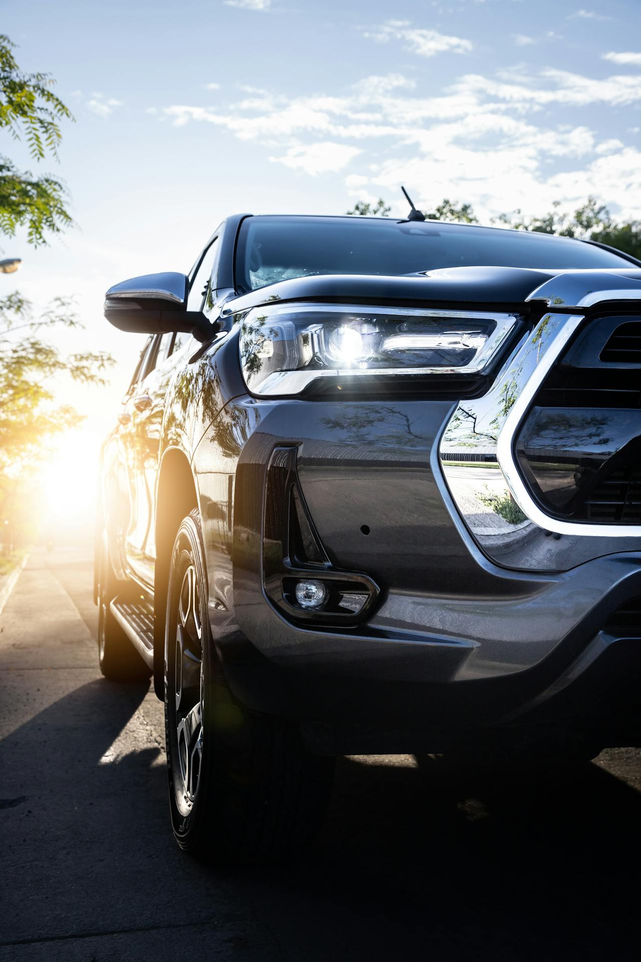 Un SUV noir sur la route | Source : Pexels