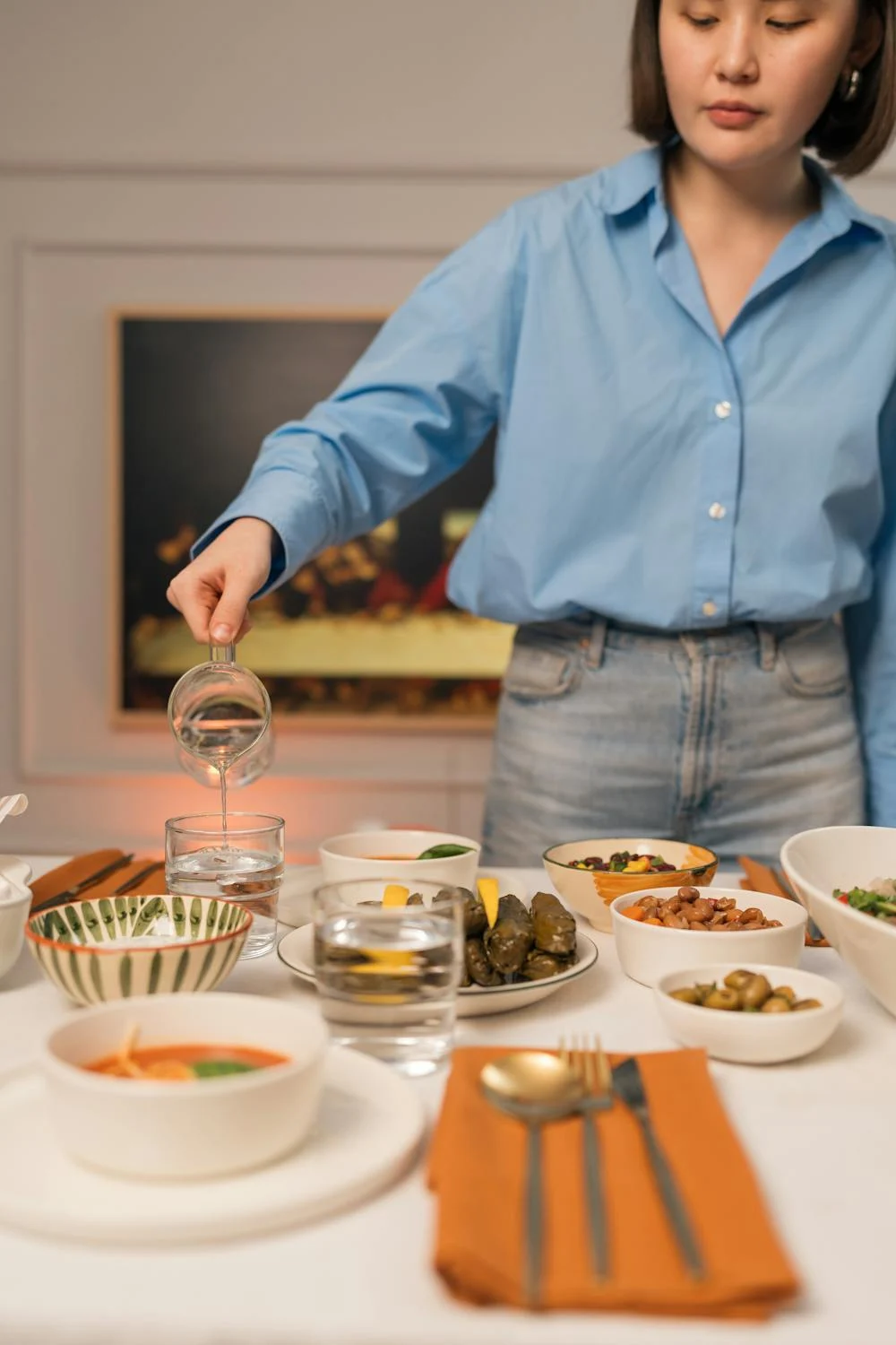 Une femme qui met la table ⏐ Source : Pexels