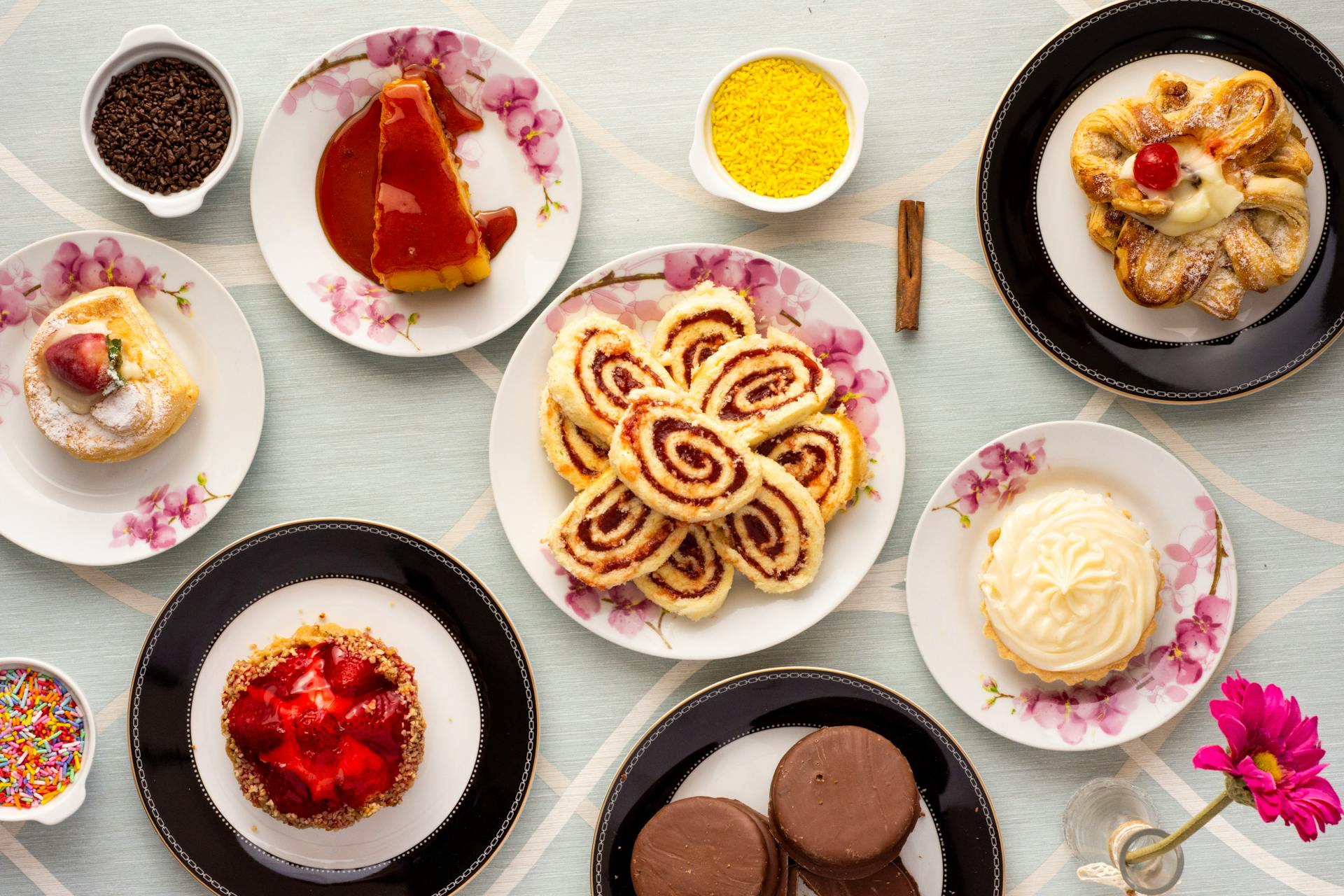 Une variété d'assiettes à dessert sur une table | Source : Pexels