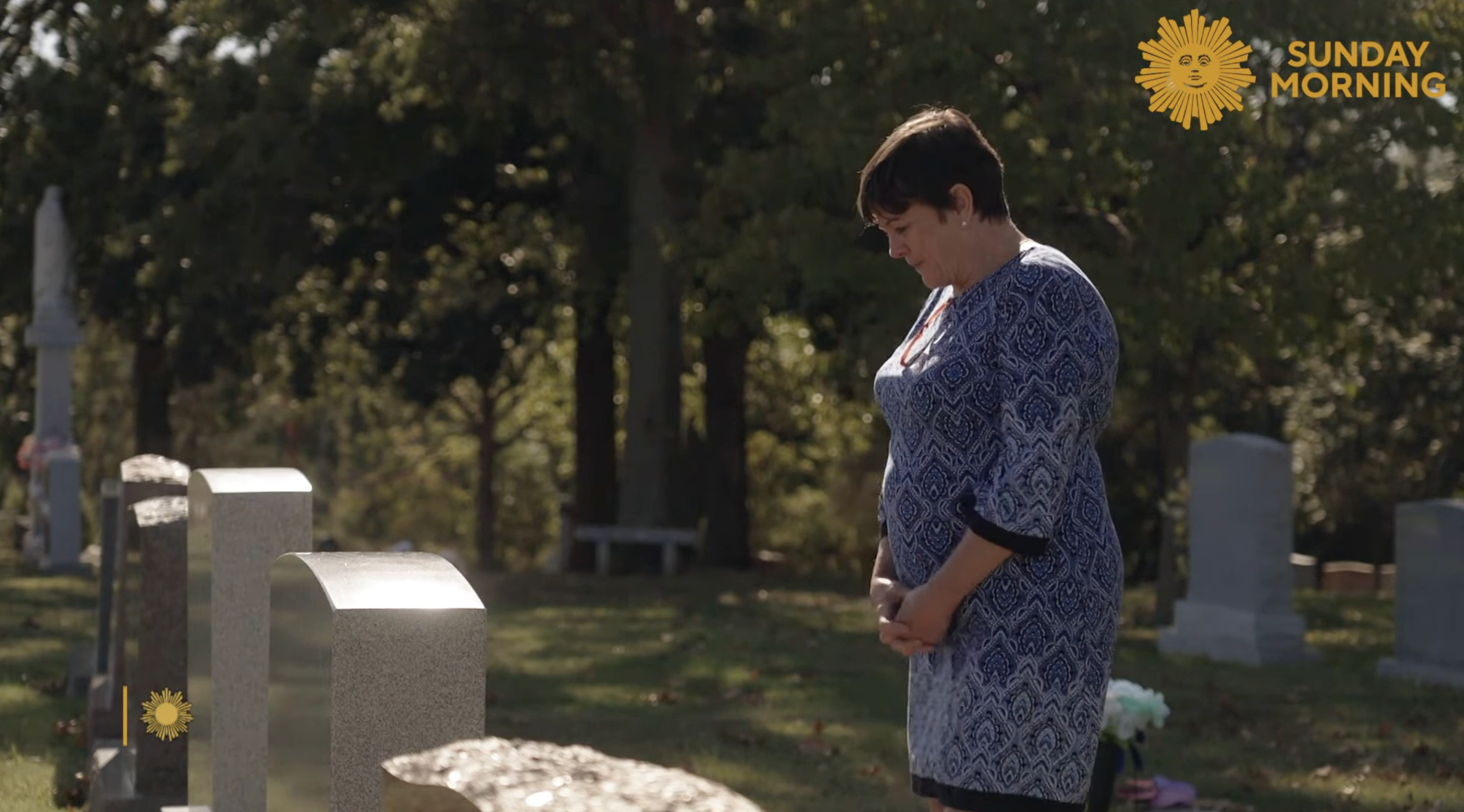 Grand-mère Peggy se rend sur la tombe de son petit-fils Sam Crowe, comme on peut le voir dans une vidéo datée du 22 octobre 2023. | Source : Facebook.com/CBSSundayMorning