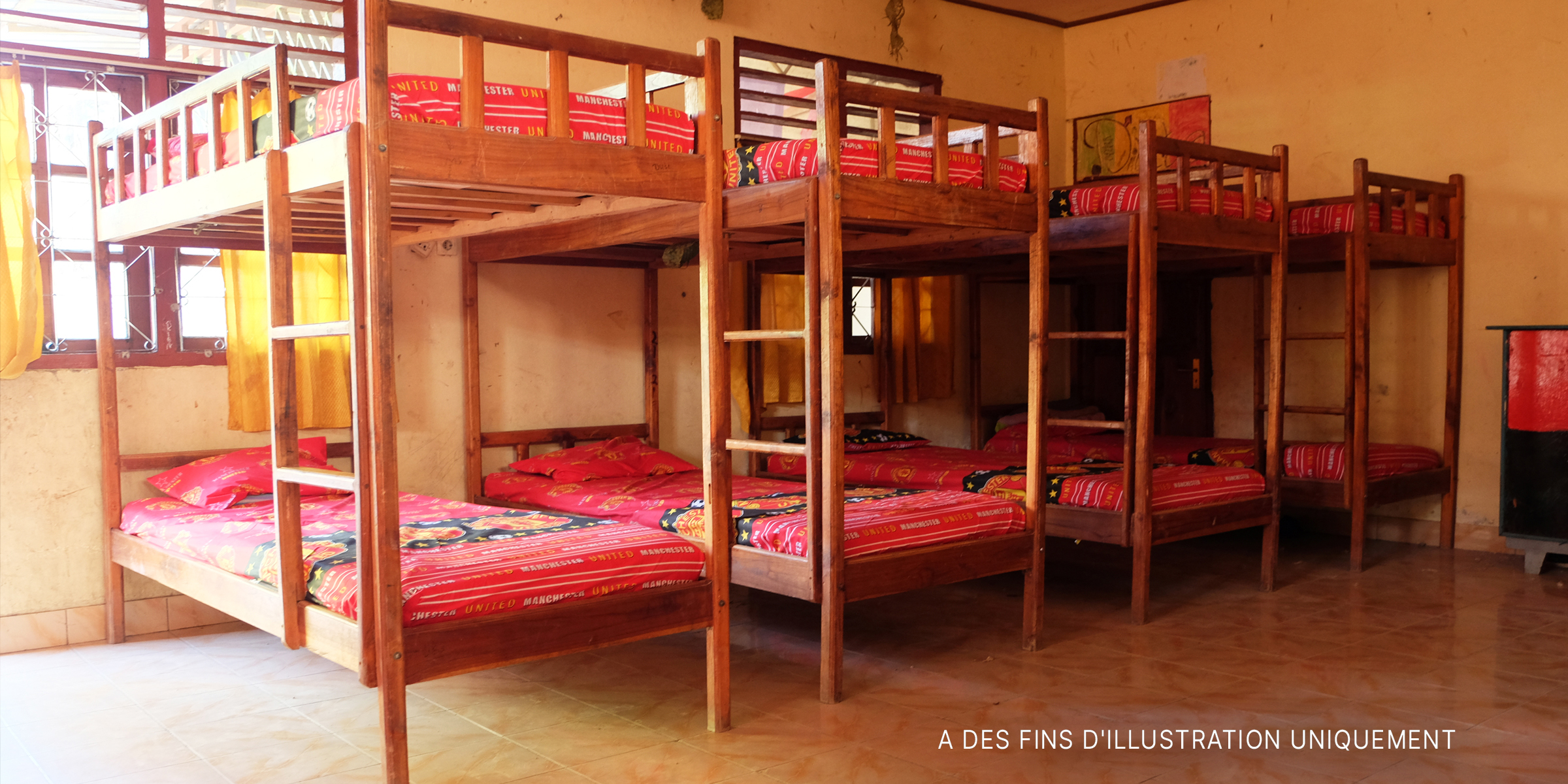Plusieurs lits superposés dans une chambre. | Source : Shutterstock