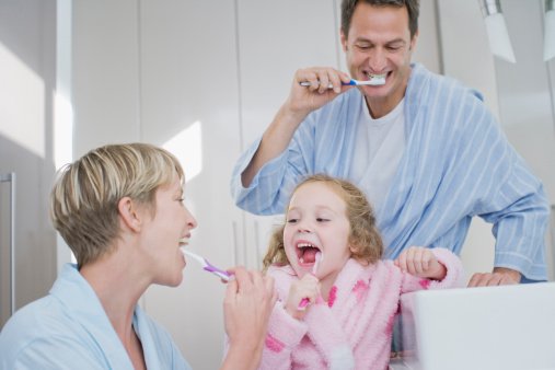 Famille brossant les dents ensemble. | Photo : Getty Images