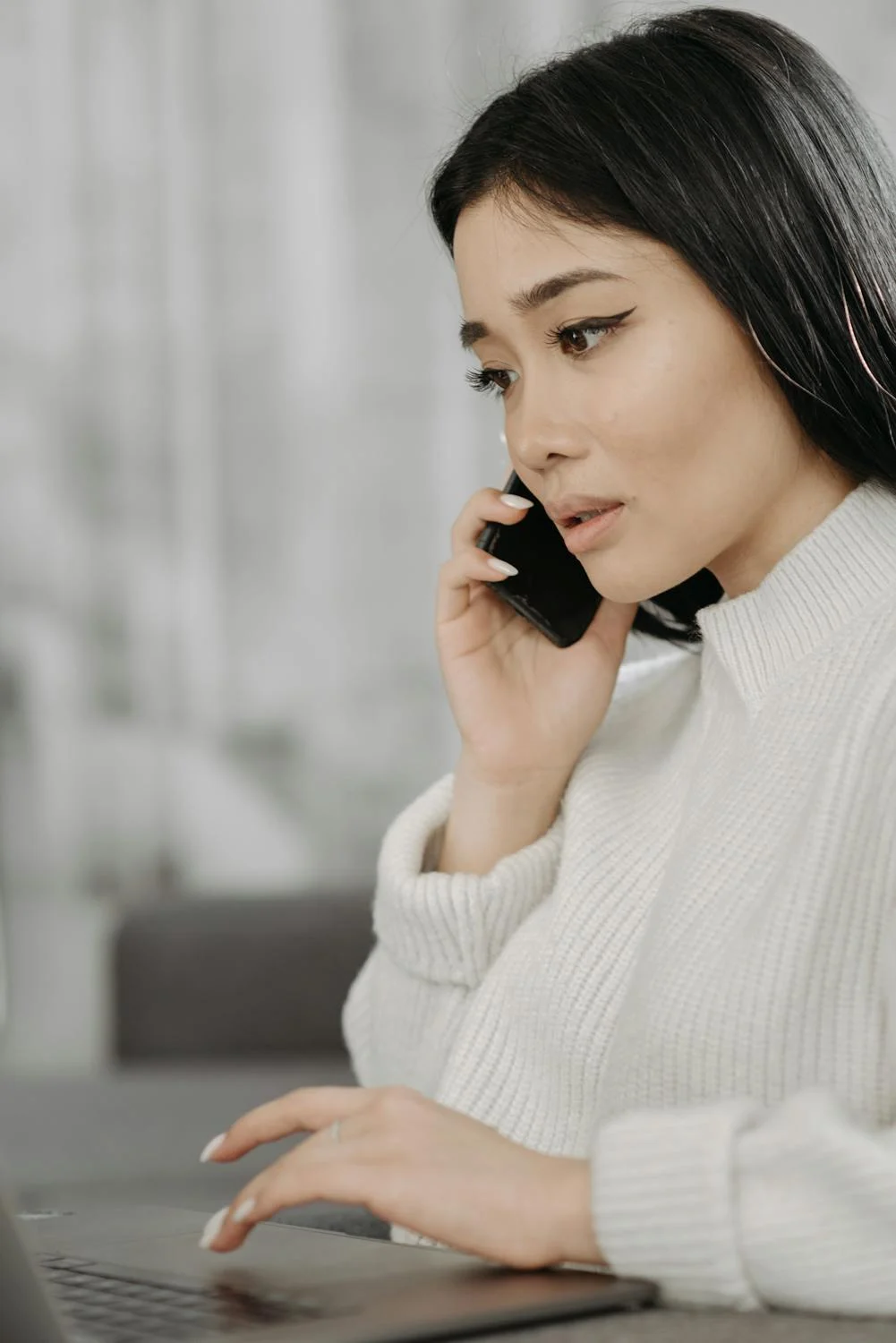 Une femme sérieuse qui marche sur son téléphone | Source : Pexels