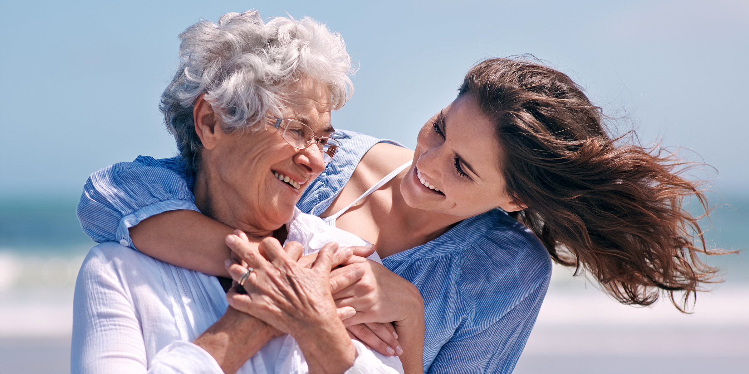 Une femme qui serre sa mère dans ses bras | Source : Shutterstock