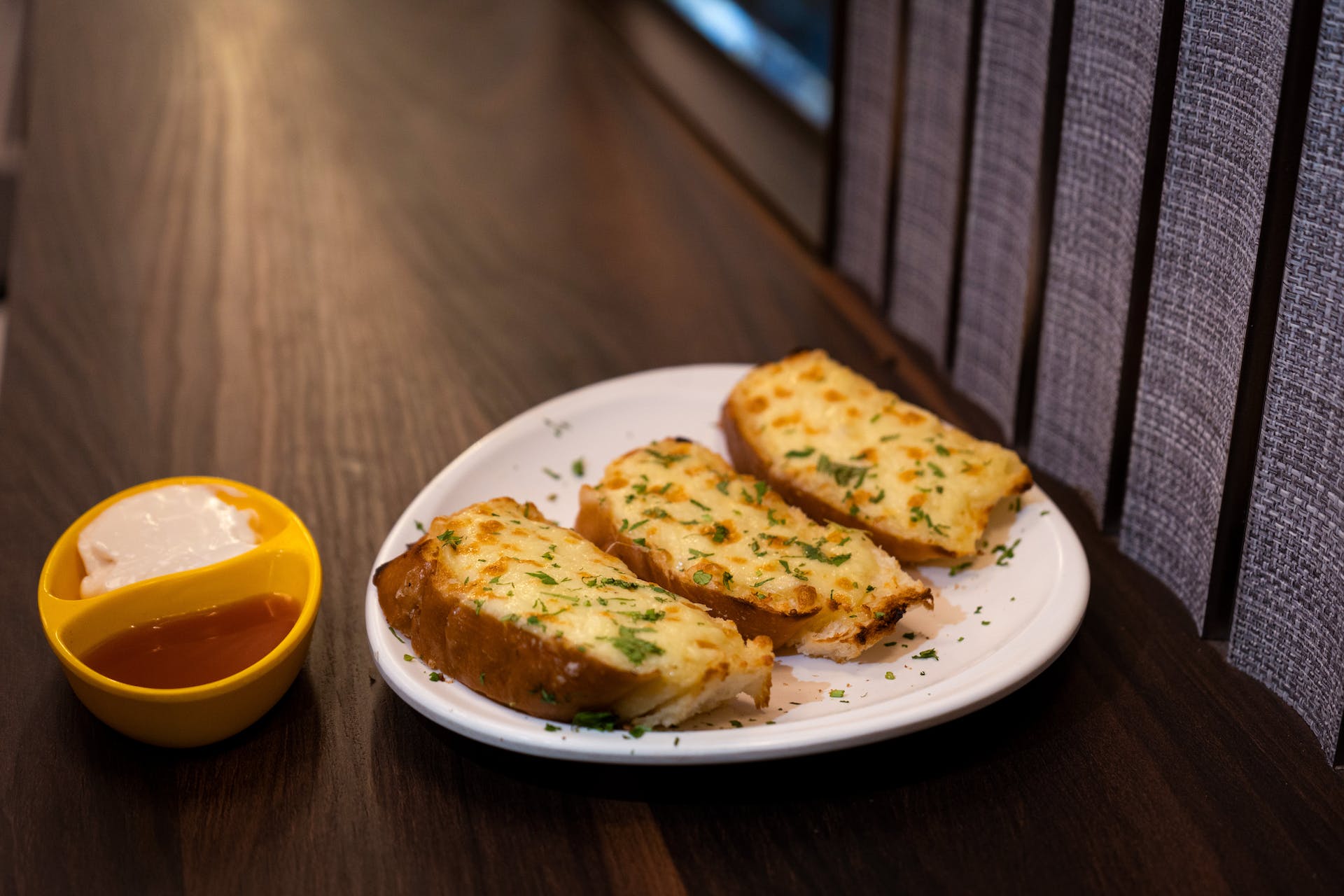 Du pain à l'ail au fromage dans une assiette. | Source : Pexels