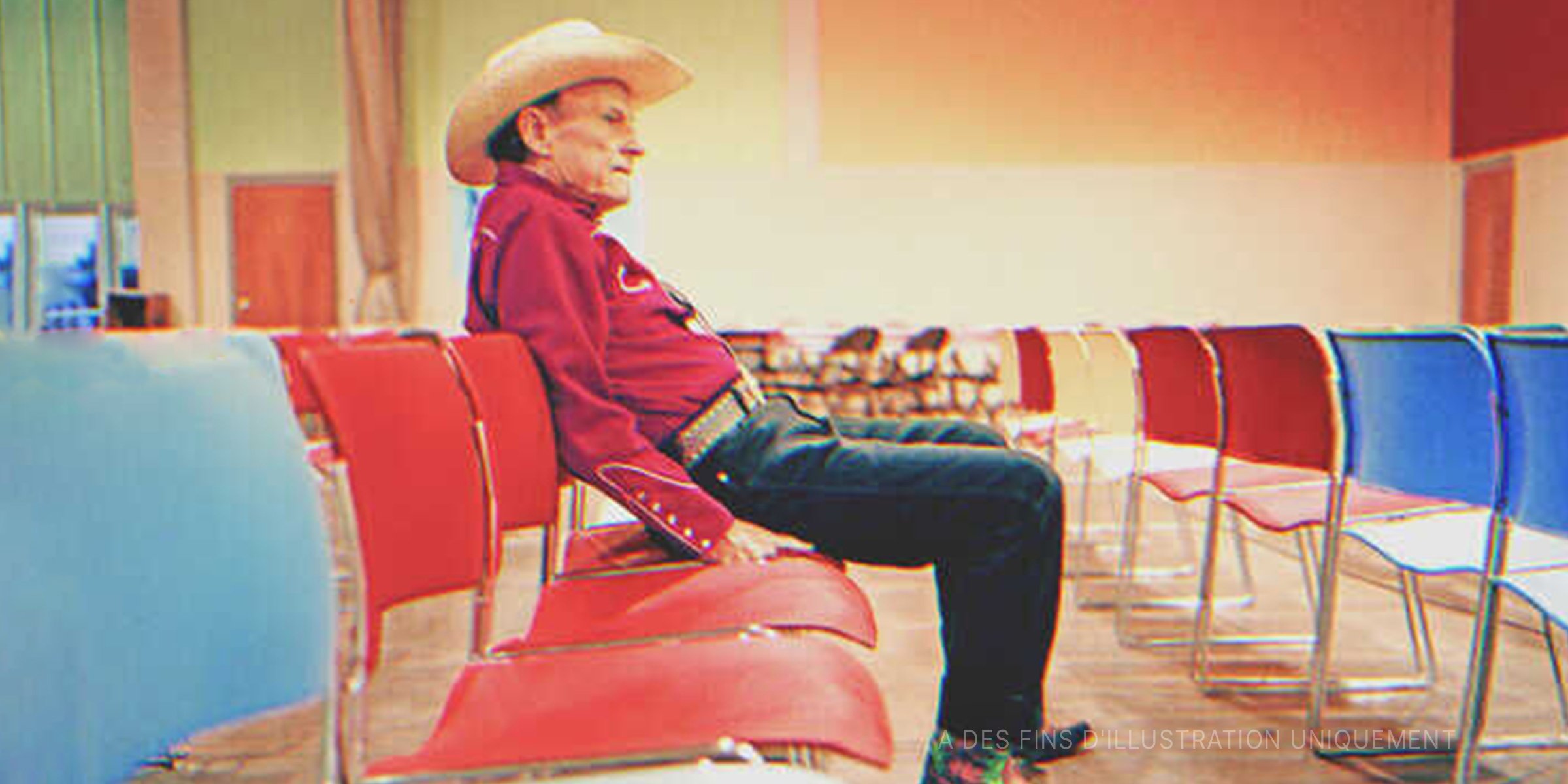 Un homme âgé en costume de cow-boy dans un hall d'attente | Source : Getty Images 