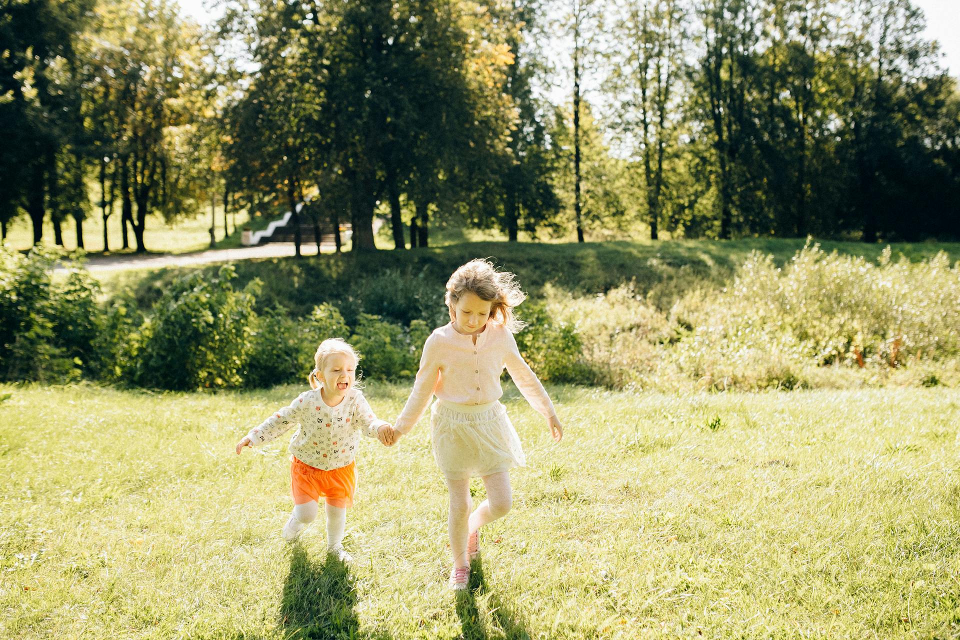 Deux filles jouant dans le jardin | Source : Pexels