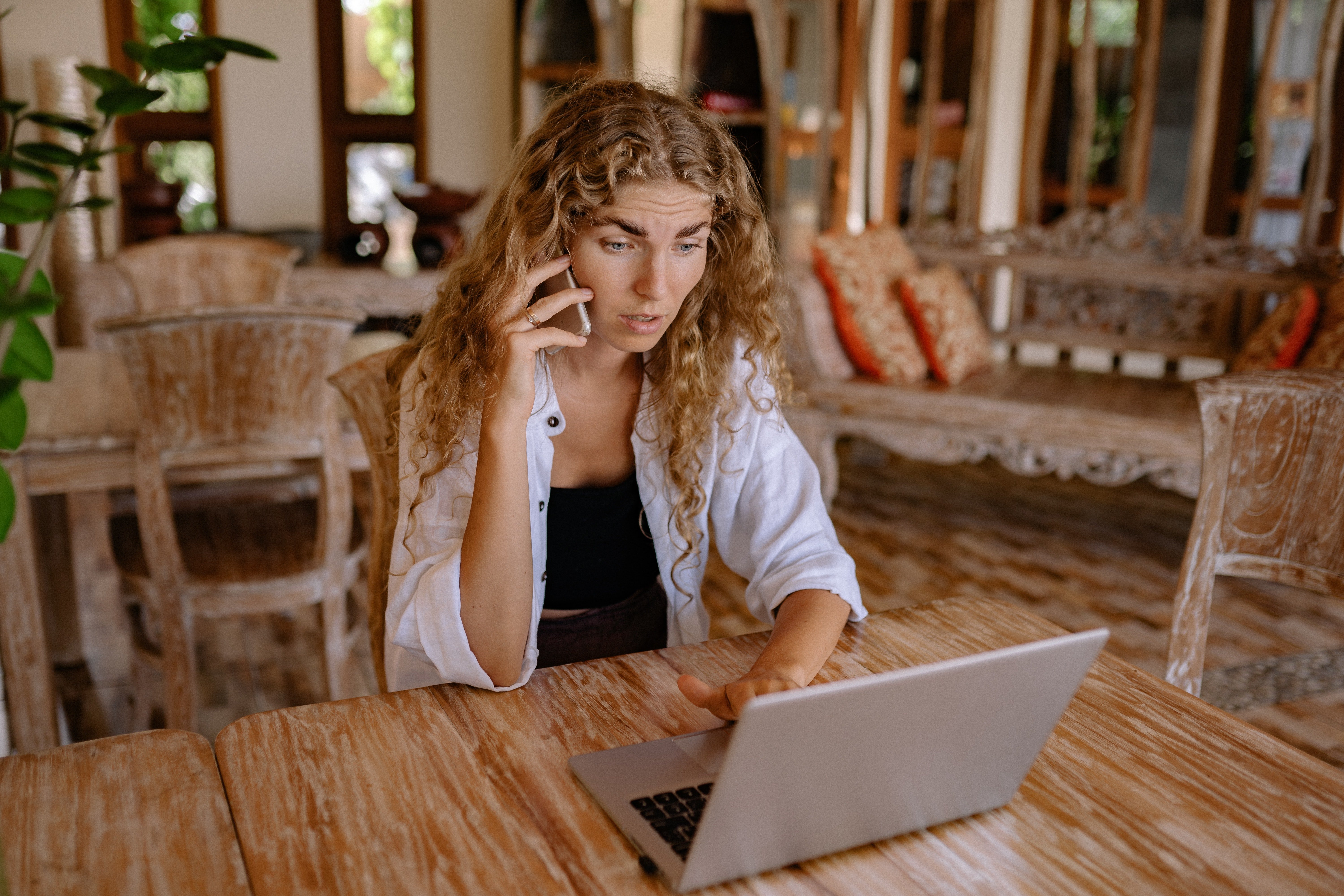 Myra s'est emportée contre Norman lors d'un appel téléphonique | Photo : Pexels