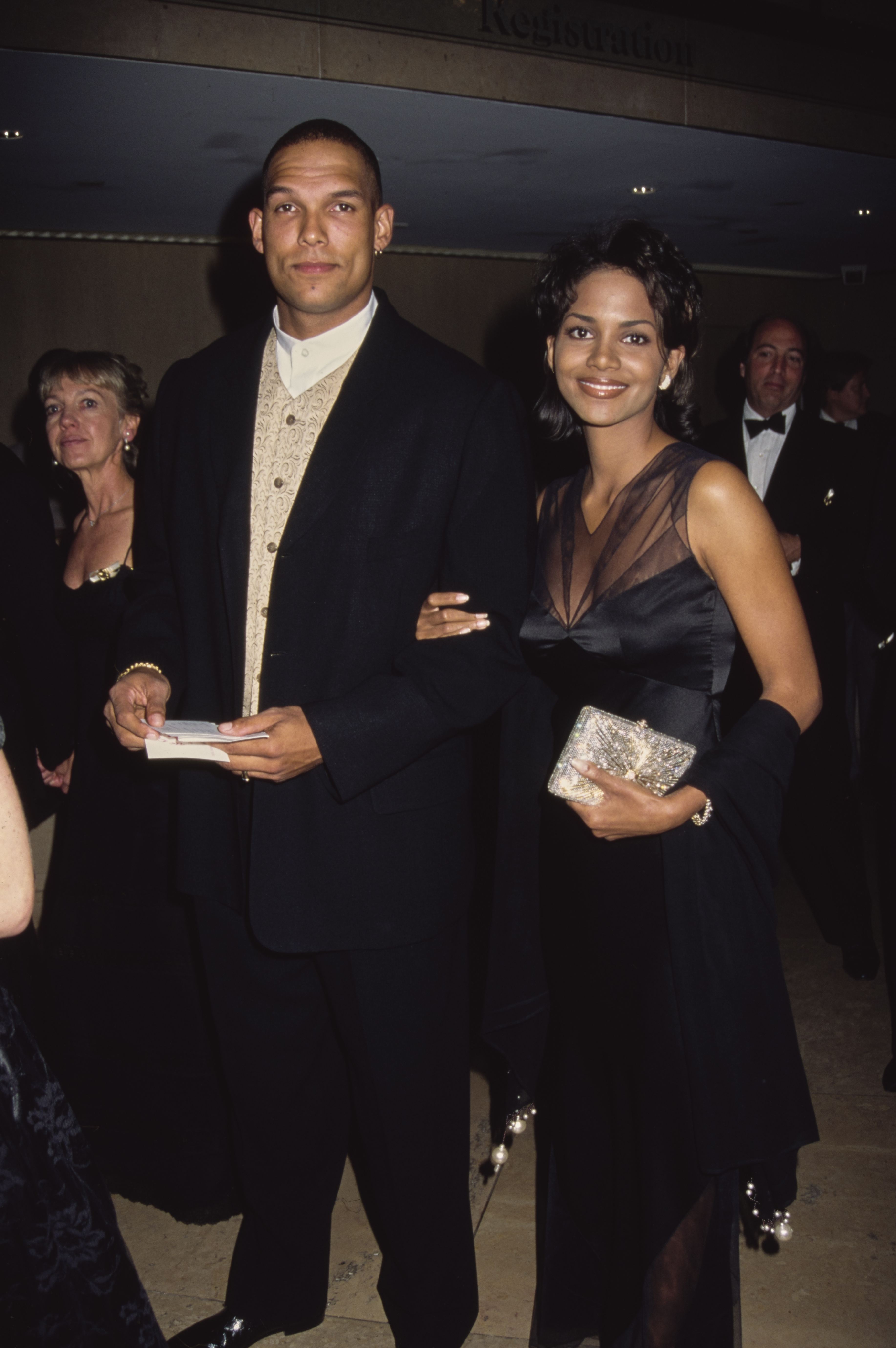 David Justice et Halle Berry assistent au 10e bal du Carousel of Hope à l'hôtel Beverly Hilton, le 28 octobre 1994, à Beverly Hills, en Californie. | Source : Getty Images
