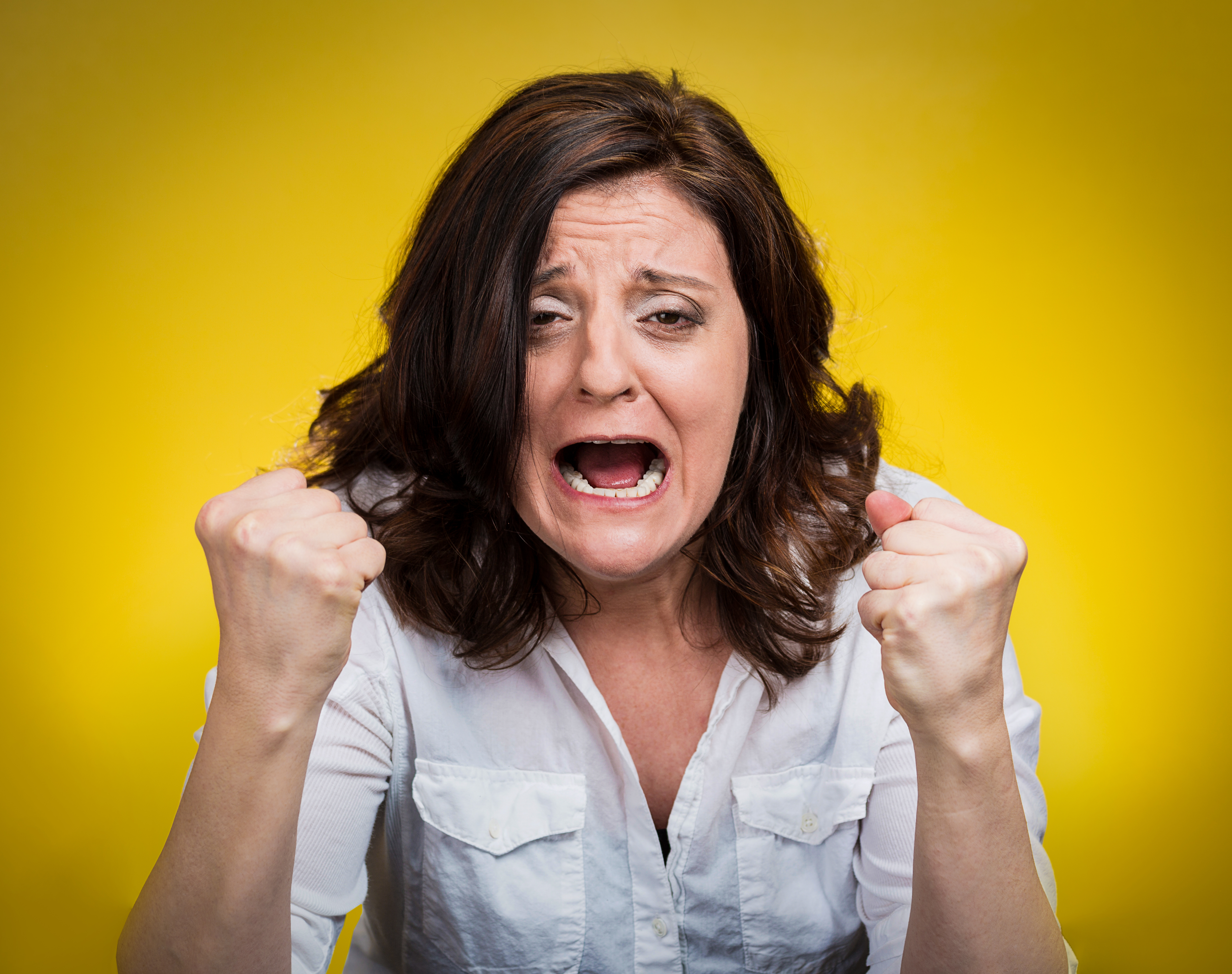 Une femme d'âge moyen en colère qui crie | Source : Shutterstock