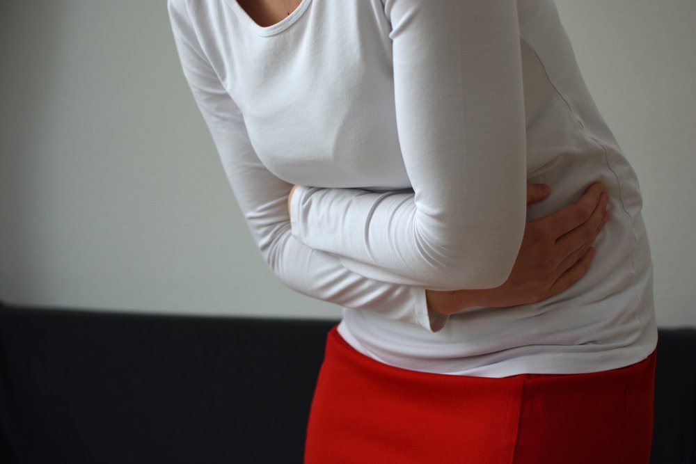 Femme qui a mal au ventre | Source : Shutterstock