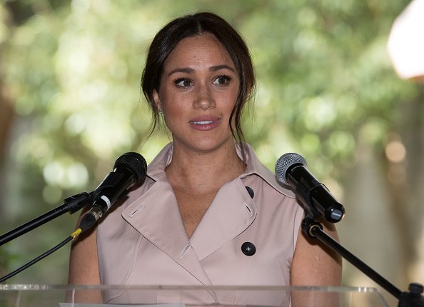  La duchesse de Sussex se rend à la résidence du haut-commissaire britannique pour assister à une réception de l'après-midi célébrant l'importante relation d'affaires et d'investissement du Royaume-Uni et de l'Afrique du Sud | Photo: Getty Images