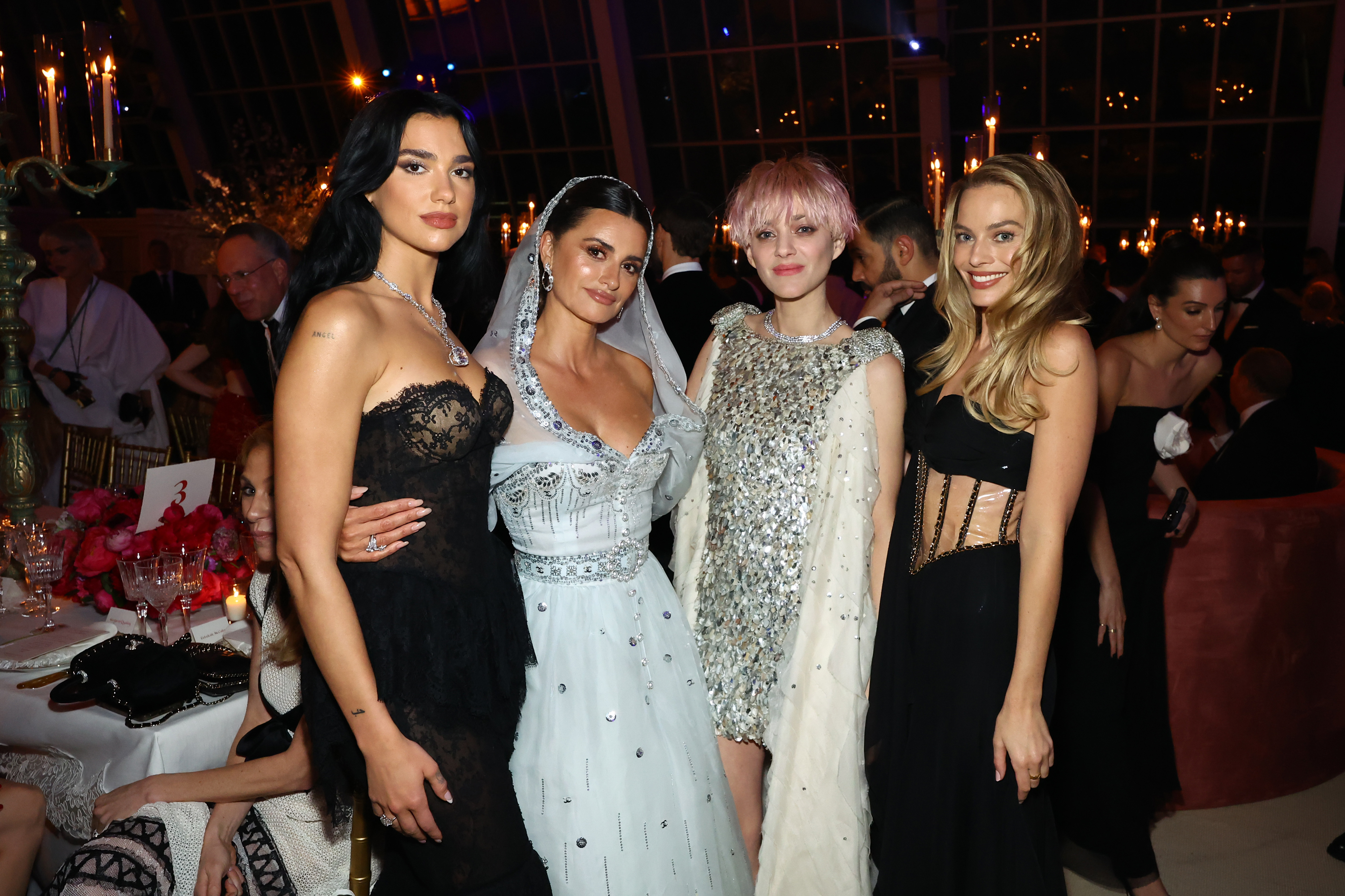 Dua Lipa, Penélope Cruz, Marion Cotillard et Margot Robbie assistent au gala du Met célébrant "Karl Lagerfeld : A Line Of Beauty" au Metropolitan Museum of Art à New York, le 1er mai 2023. | Source : Getty Images