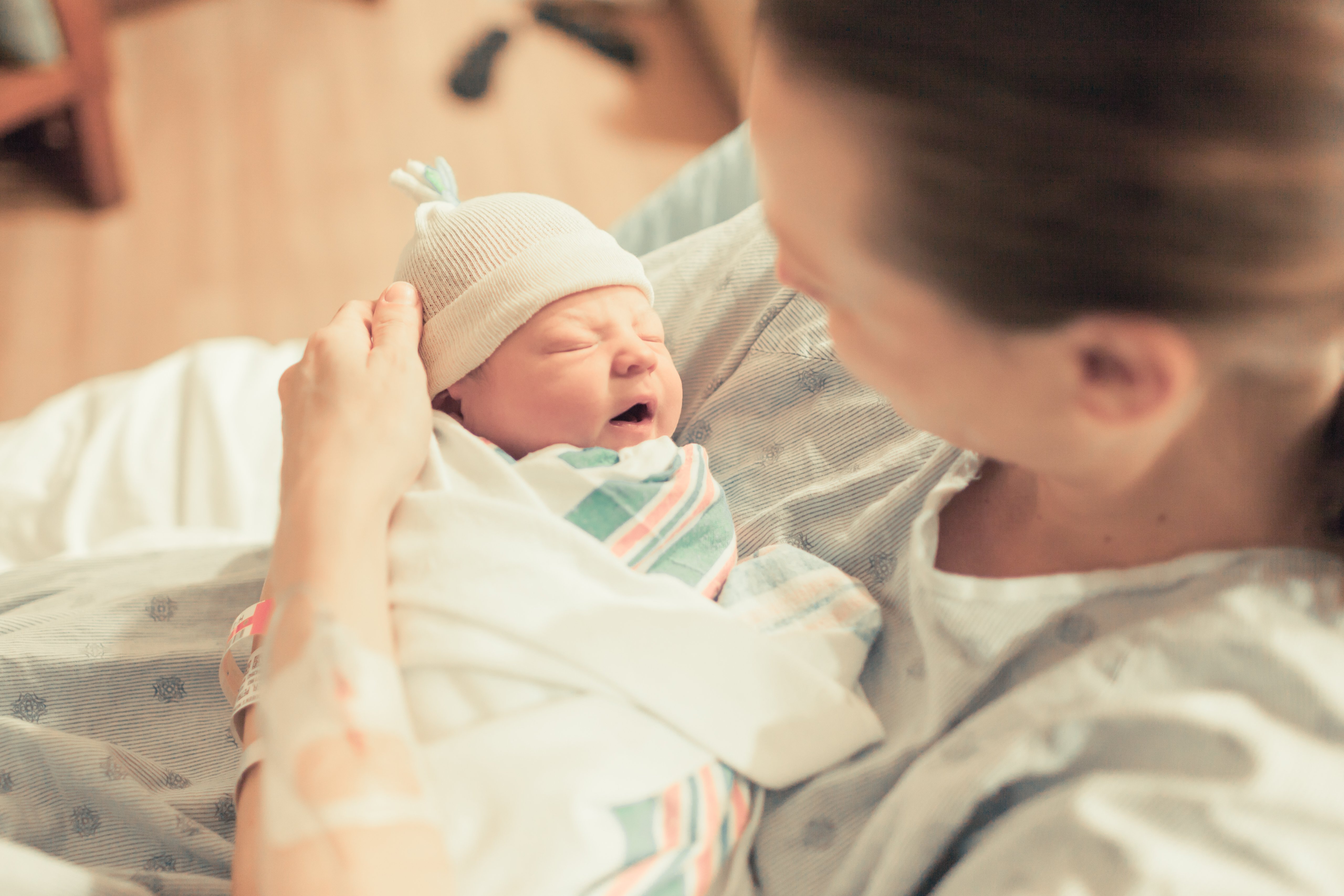 Une mère tenant son bébé né | Photo : Shutterstock