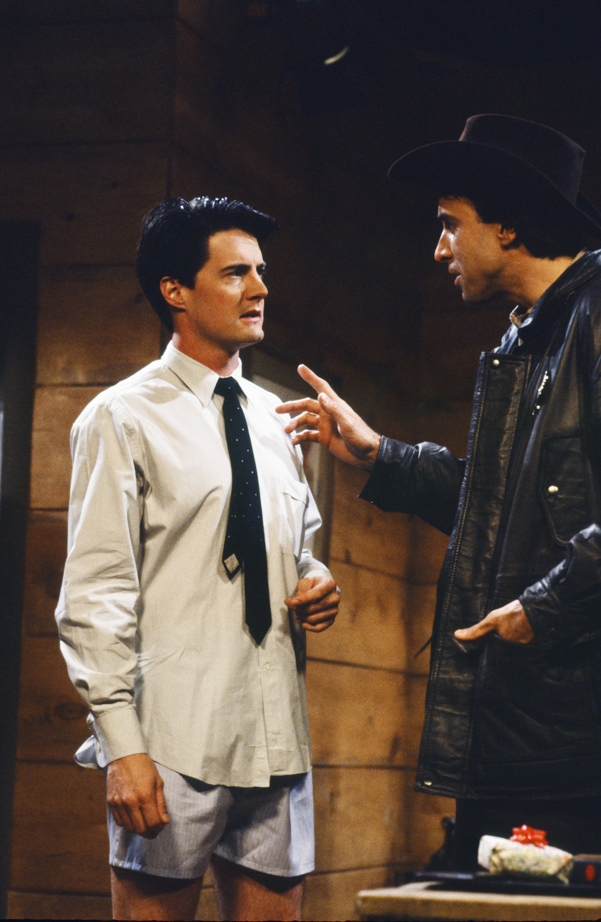 Kyle MacLachlan et Kevin Nealon sur le plateau de tournage de "Twin Peaks" en 1990. | Source : Getty Images