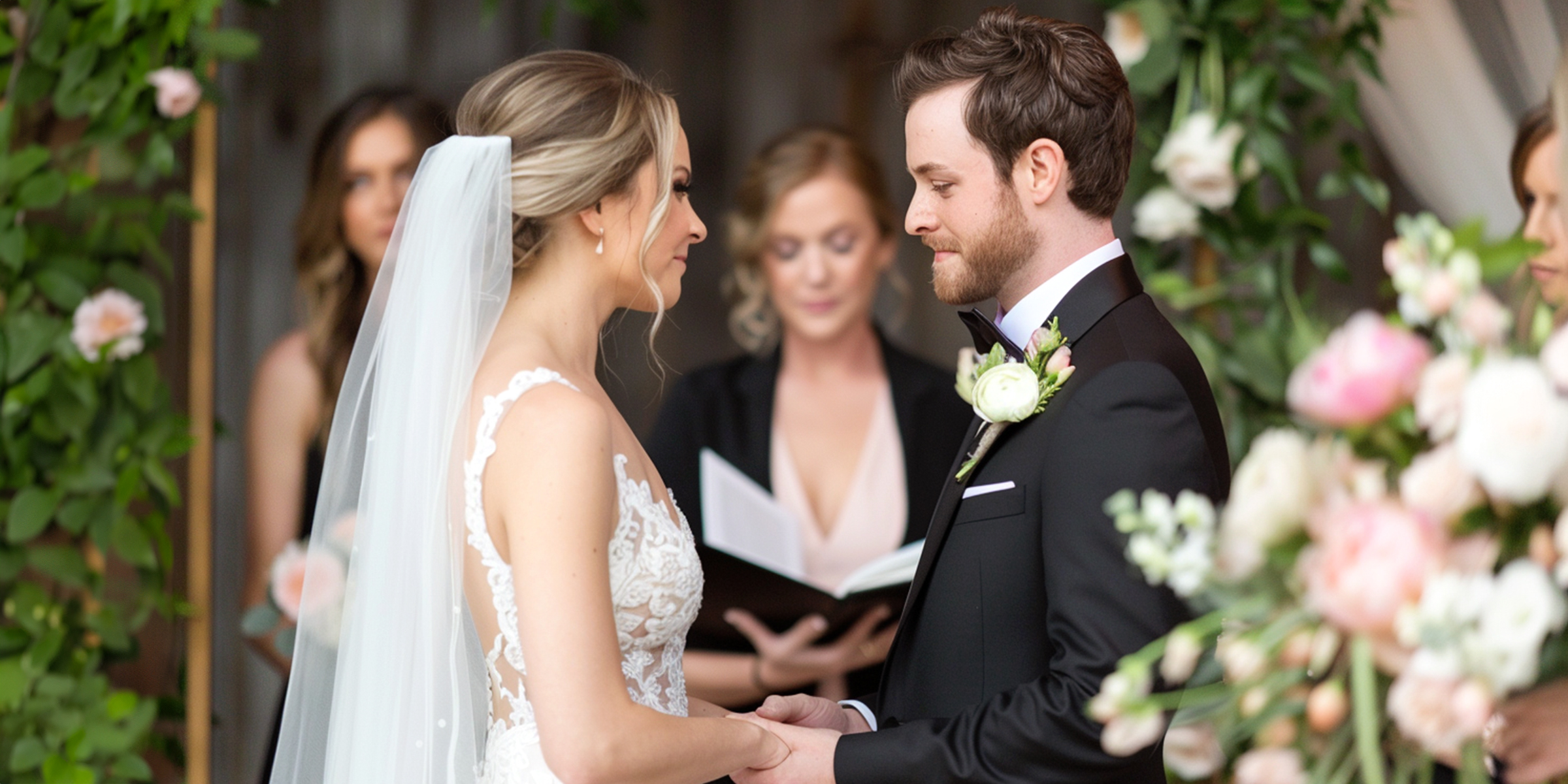 Un couple échange ses vœux lors de sa cérémonie de mariage | Source : Amomama