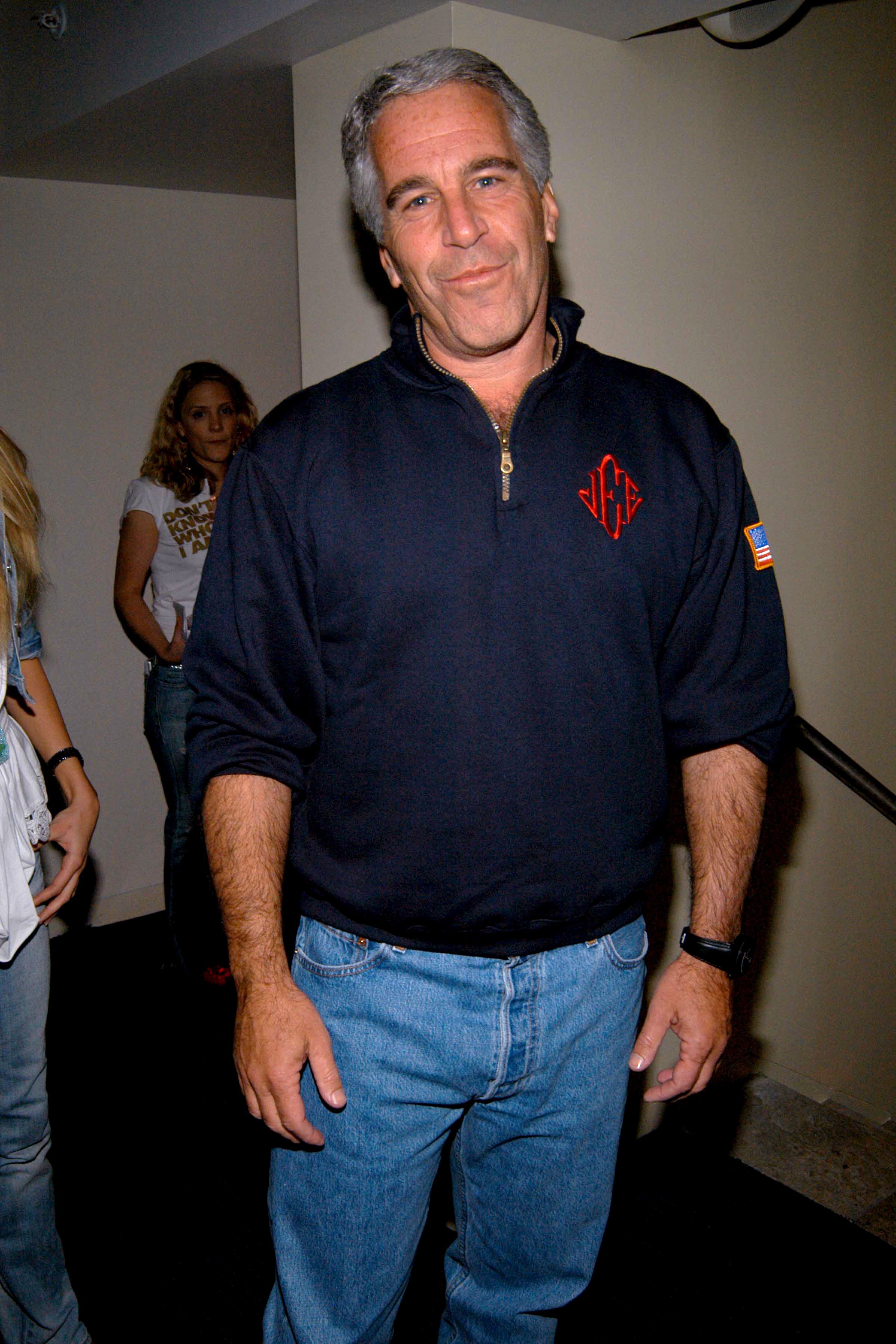 Jeffrey Epstein assiste au lancement du RADAR MAGAZINE à l'hôtel QT le 18 mai 2005 à New York. | Source : Getty Images