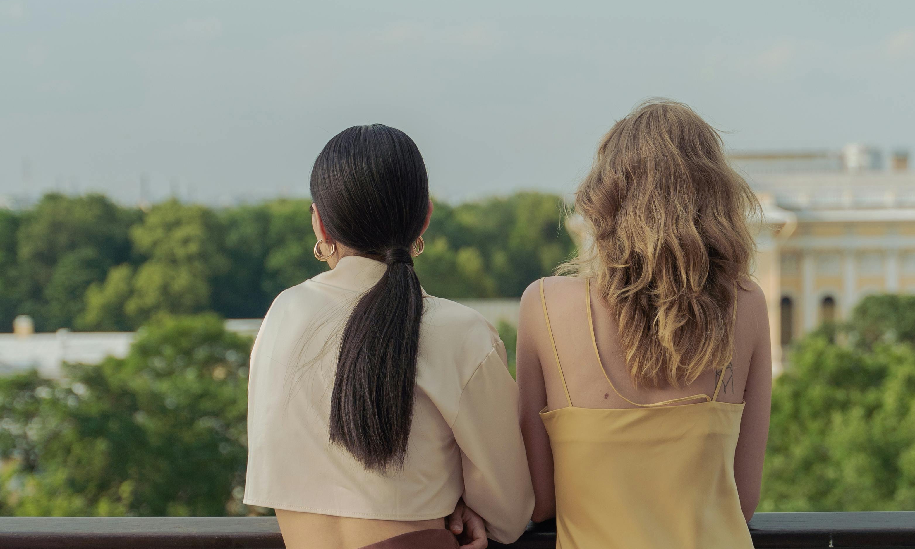 Deux femmes côte à côte sur un balcon | Source : Pexels