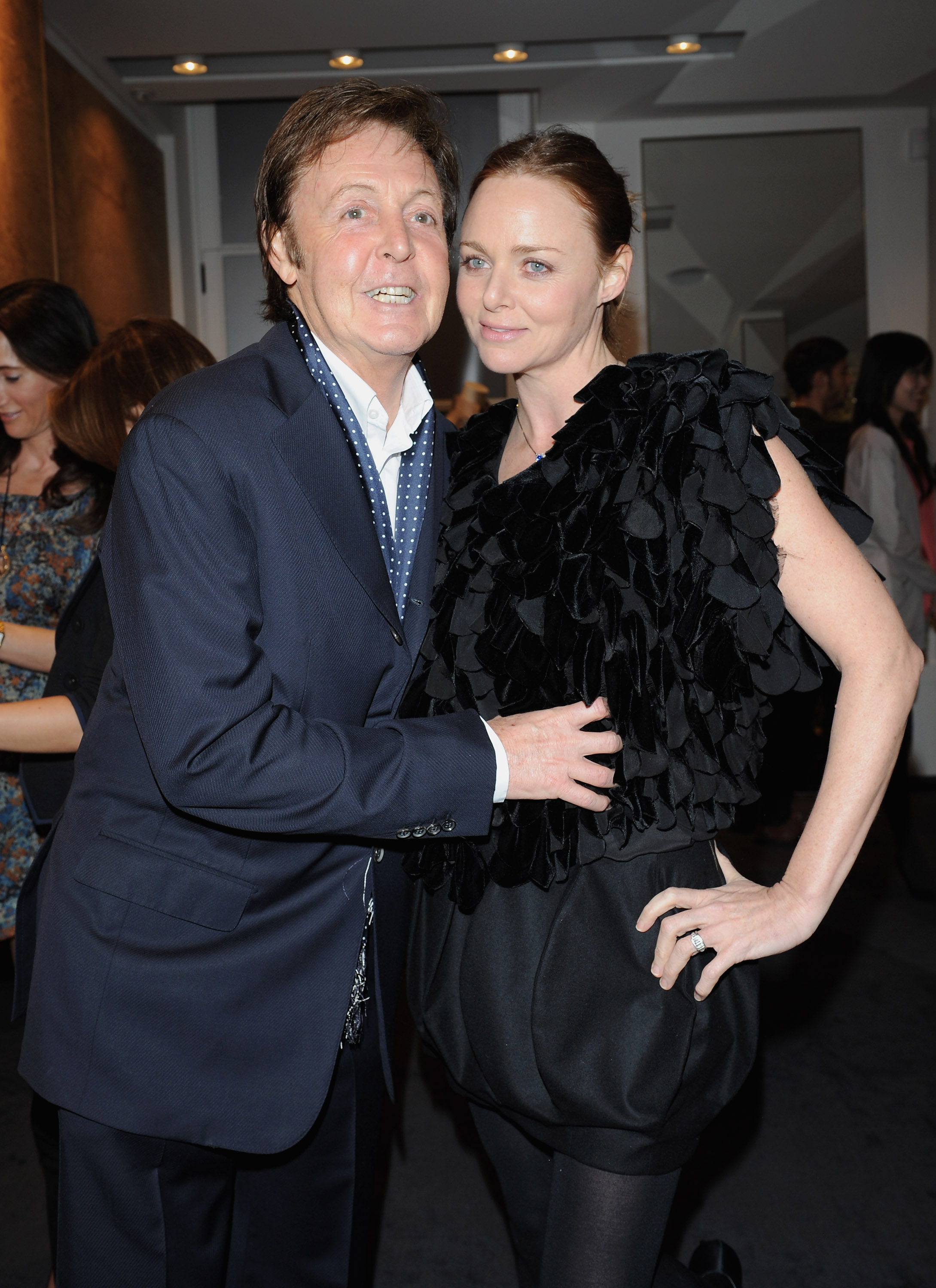 Paul et Stella McCartney lors de l'ouverture de sa boutique à Paris en France, 2009 | Source : Getty Images