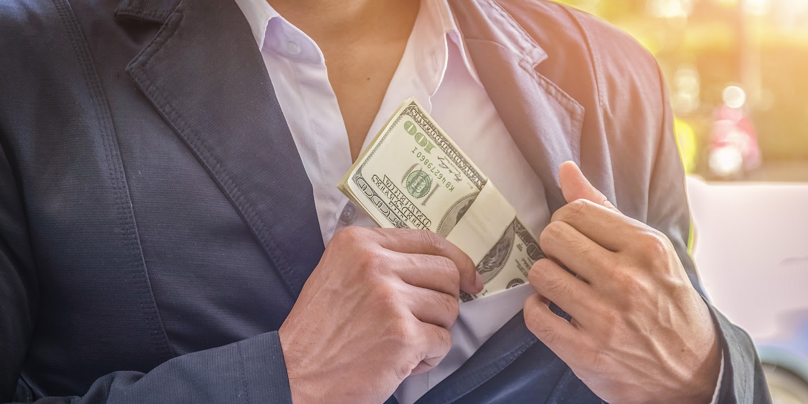 Un homme avec de l'argent | Source : Shutterstock