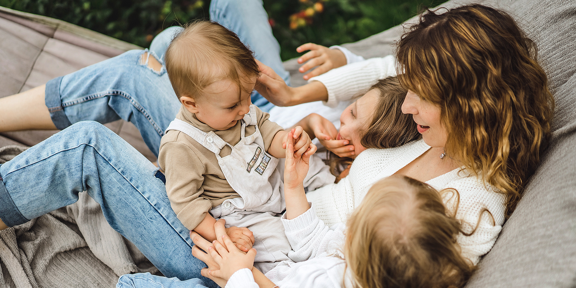 Une mère heureuse avec ses trois enfants | Source : Freepik