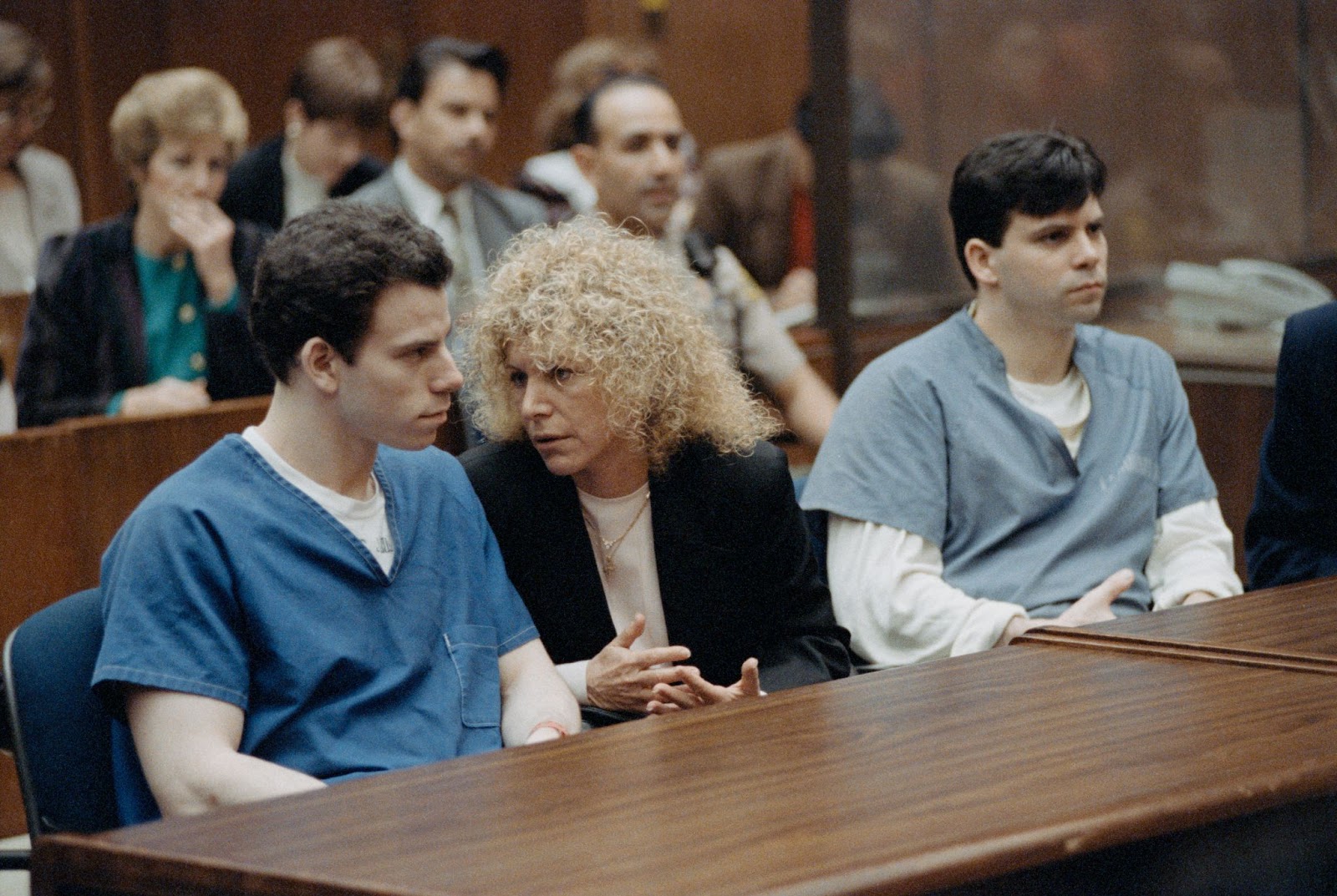 Erik et Lyle Menendez avec leur avocat au tribunal de Los Angeles le 9 mars 1994. | Source : Getty Images