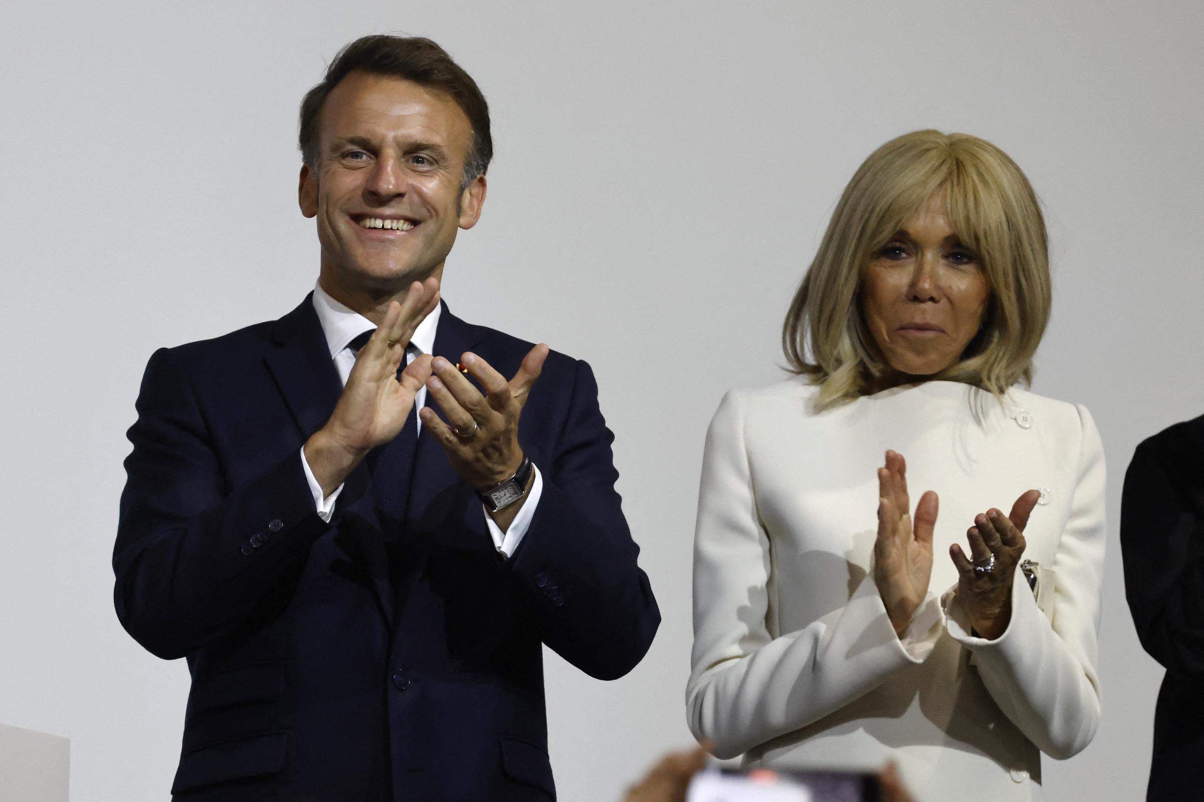 Le président Emmanuel et Brigitte Macron lors d'une réception pour les membres de la communauté française à l'École française internationale (IFS) de Singapour, le 30 mai 2025. | Source : Getty Images